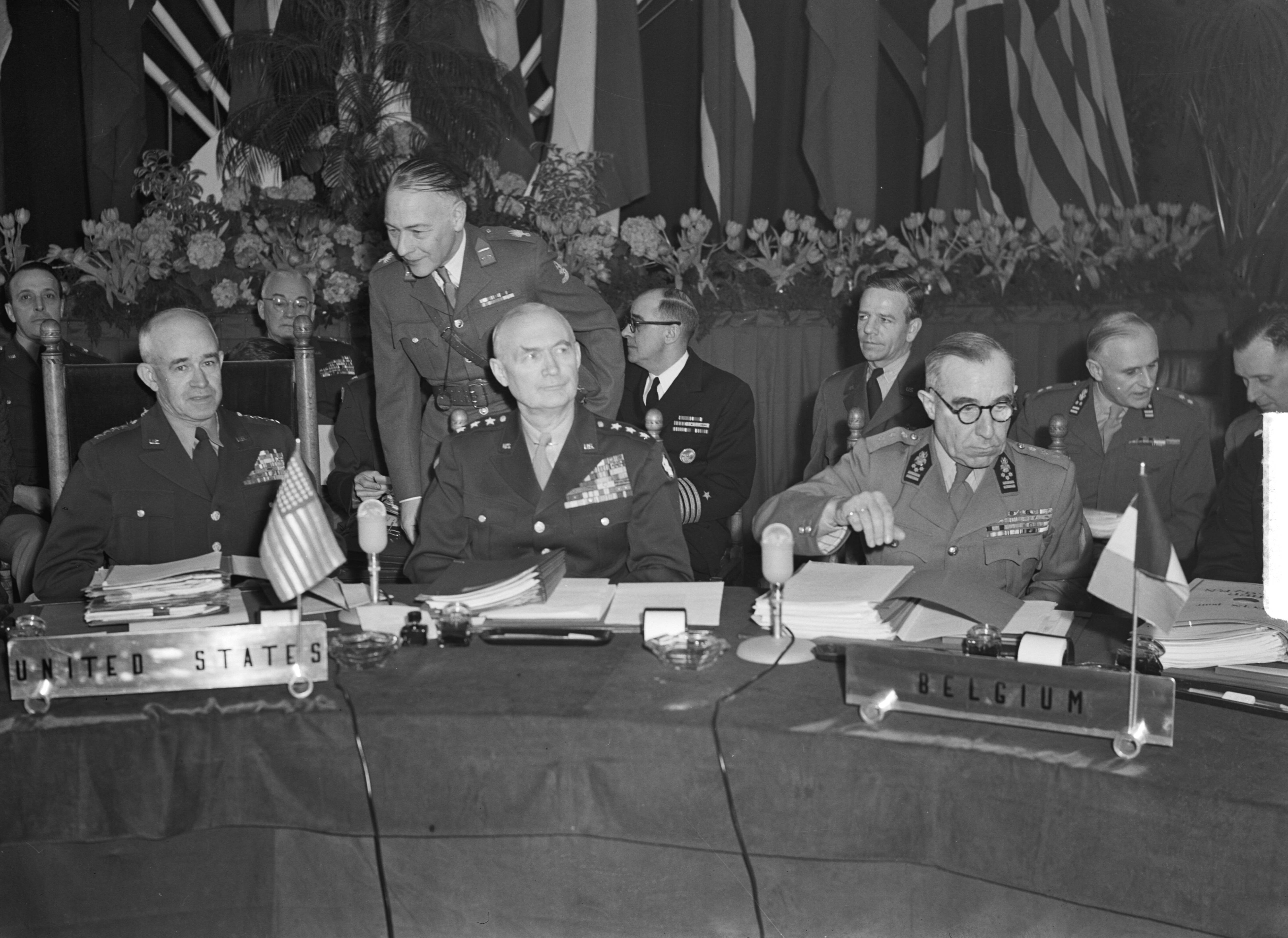 Fotocollectie Anefo — Chefs van Staven (Militaire Commissie) van het Atlantisch Pact bijeen in de Julianakazerne te Den Haag. Vlnr. de Amerikaanse generaals Bradley en Crittenberger. Rechts generaal E. Baele (België) — Foto: Noske, J.D. / Anefo. Licentie: Set B: Rechtenvrij / Publiek Domein. Bron: Nationaal Archief. http://hdl.handle.net/10648/a8d65654-d0b4-102d-bcf8-003048976d84