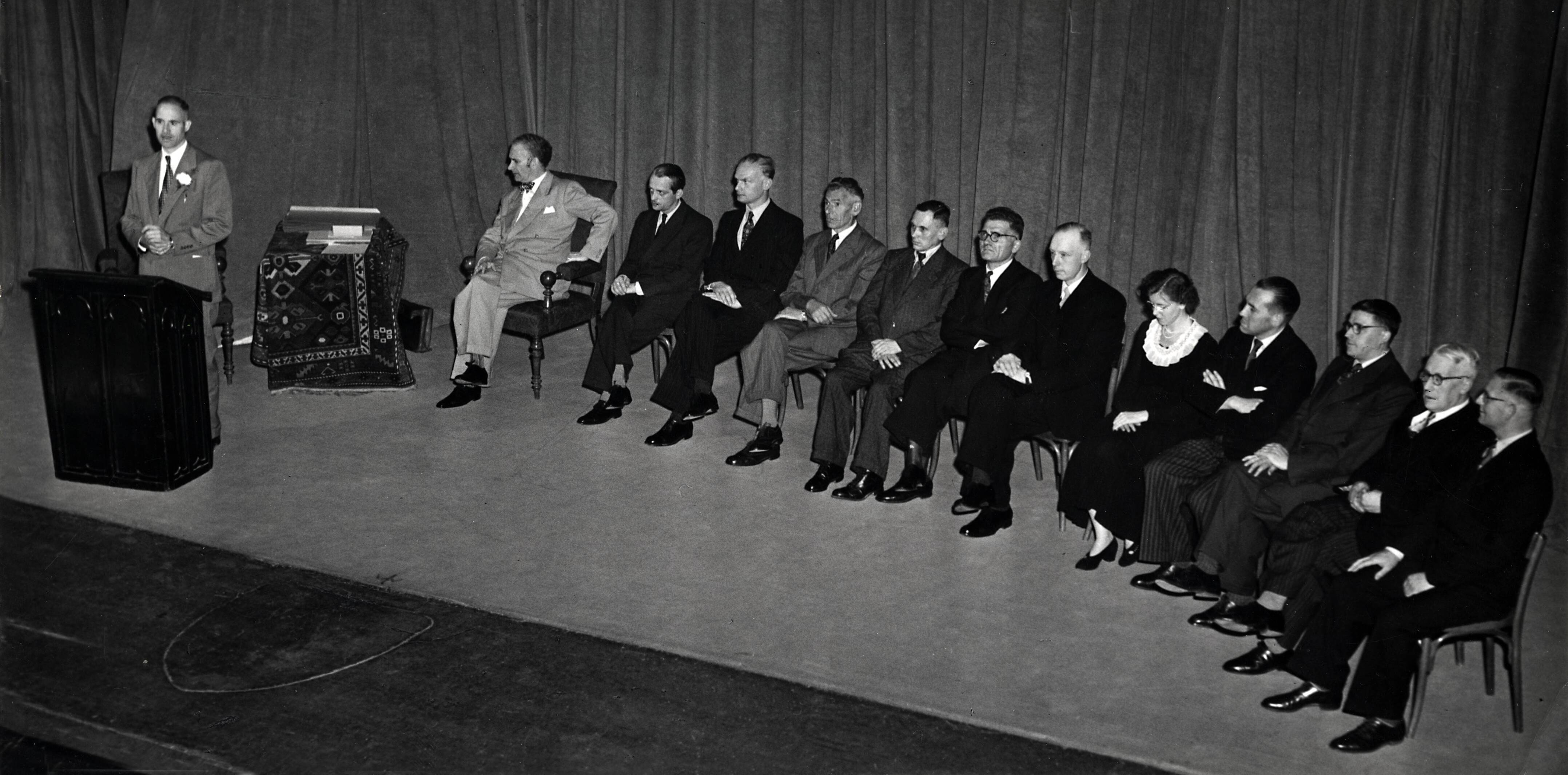 Drukkerij Spaarnestad — [40-jarig jubileum N.V. De Spaarnestad] [feestavond in de Stadsschouwburg] [huldiging jubilarissen] — Foto: Fotograaf Onbekend / Fotobureau onbekend / Spaarnestad Photo (05887). Licentie: Set B: Rechtenvrij / Publiek Domein. Bron: Nationaal Archief. http://hdl.handle.net/10648/35429da6-3a11-a382-e063-6df0900a6686