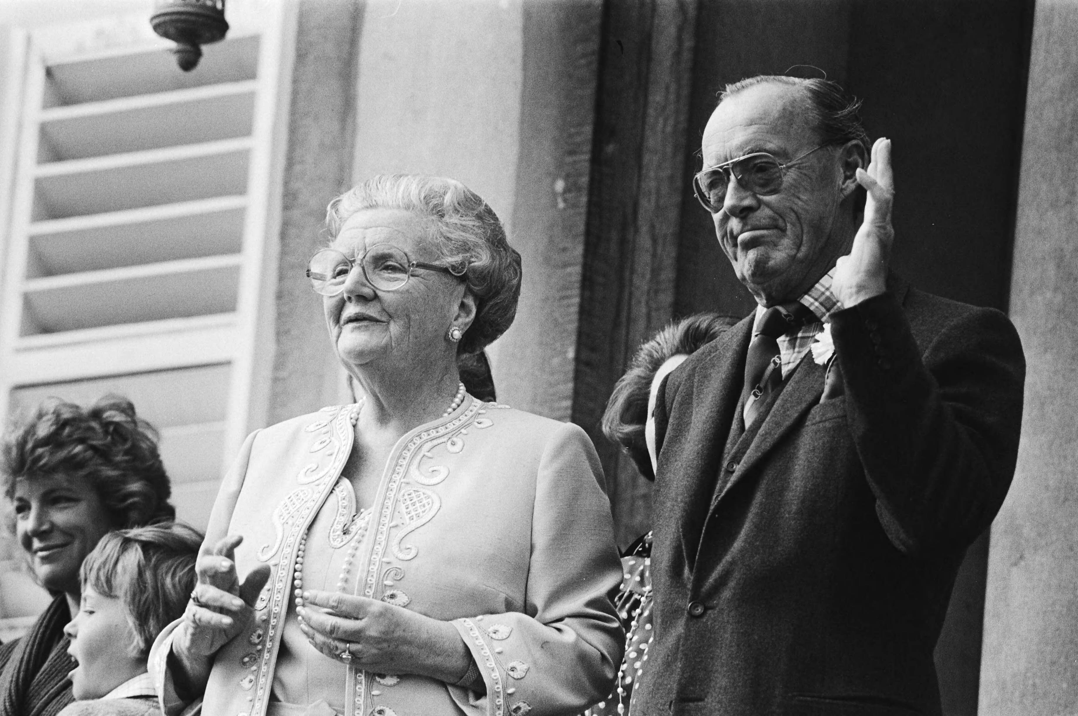 Defilé Soestdijk — koningin Juliana en Prins Bernhard — Foto: Croes, Rob C. / Anefo. Licentie: Set B: Rechtenvrij / Publiek Domein. Bron: Nationaal Archief. http://hdl.handle.net/10648/acc92520-d0b4-102d-bcf8-003048976d84