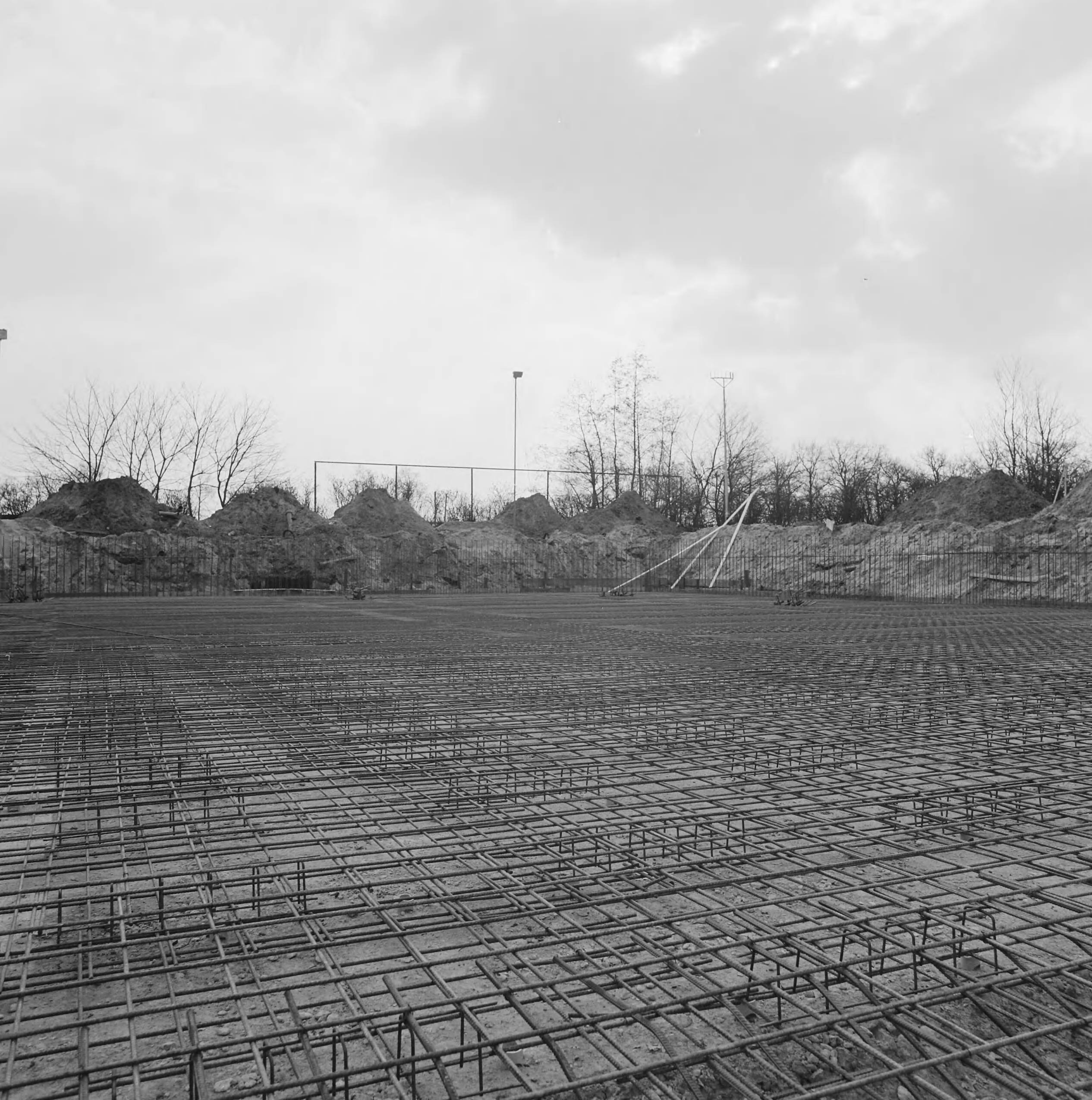 Fotocollectie Nederlandse Heidemaatschappij — Betonwapening voor de bouw van het zwembad te Scherpenzeel (afd. constructie AA) — Foto: Fotograaf Onbekend / Heidemij. Licentie: Set B: Rechtenvrij / Publiek Domein. Bron: Nationaal Archief. http://hdl.handle.net/10648/ae8330f4-d0b4-102d-bcf8-003048976d84