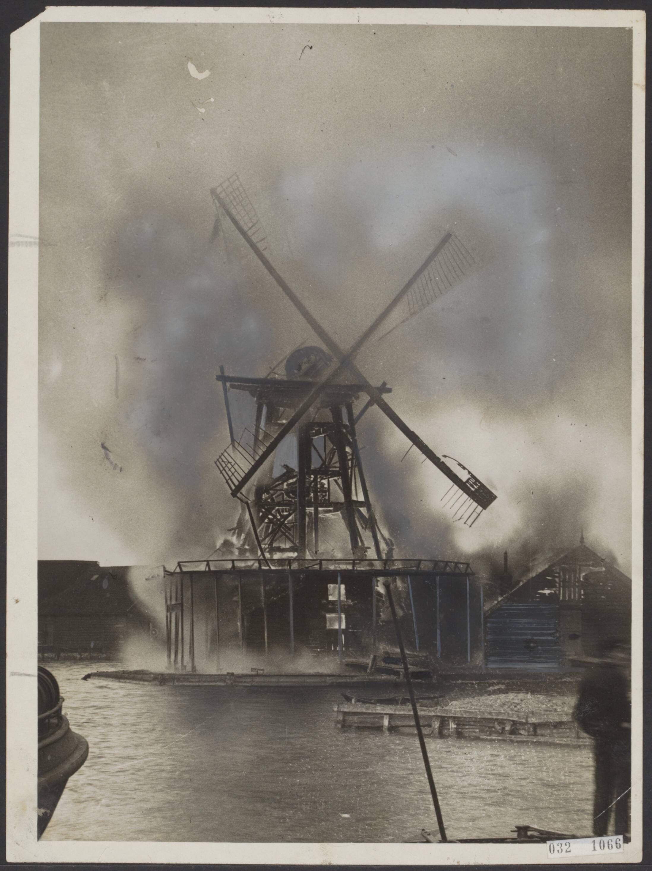 Fotocollectie Elsevier Binnenland — Brand pelmolen De Grootvorst aan de Kalverringdijk te Zaandam — Foto: Fotopersbureau "Holland". Licentie: Set B: Rechtenvrij / Publiek Domein. Bron: Nationaal Archief. http://hdl.handle.net/10648/ade523d2-d0b4-102d-bcf8-003048976d84