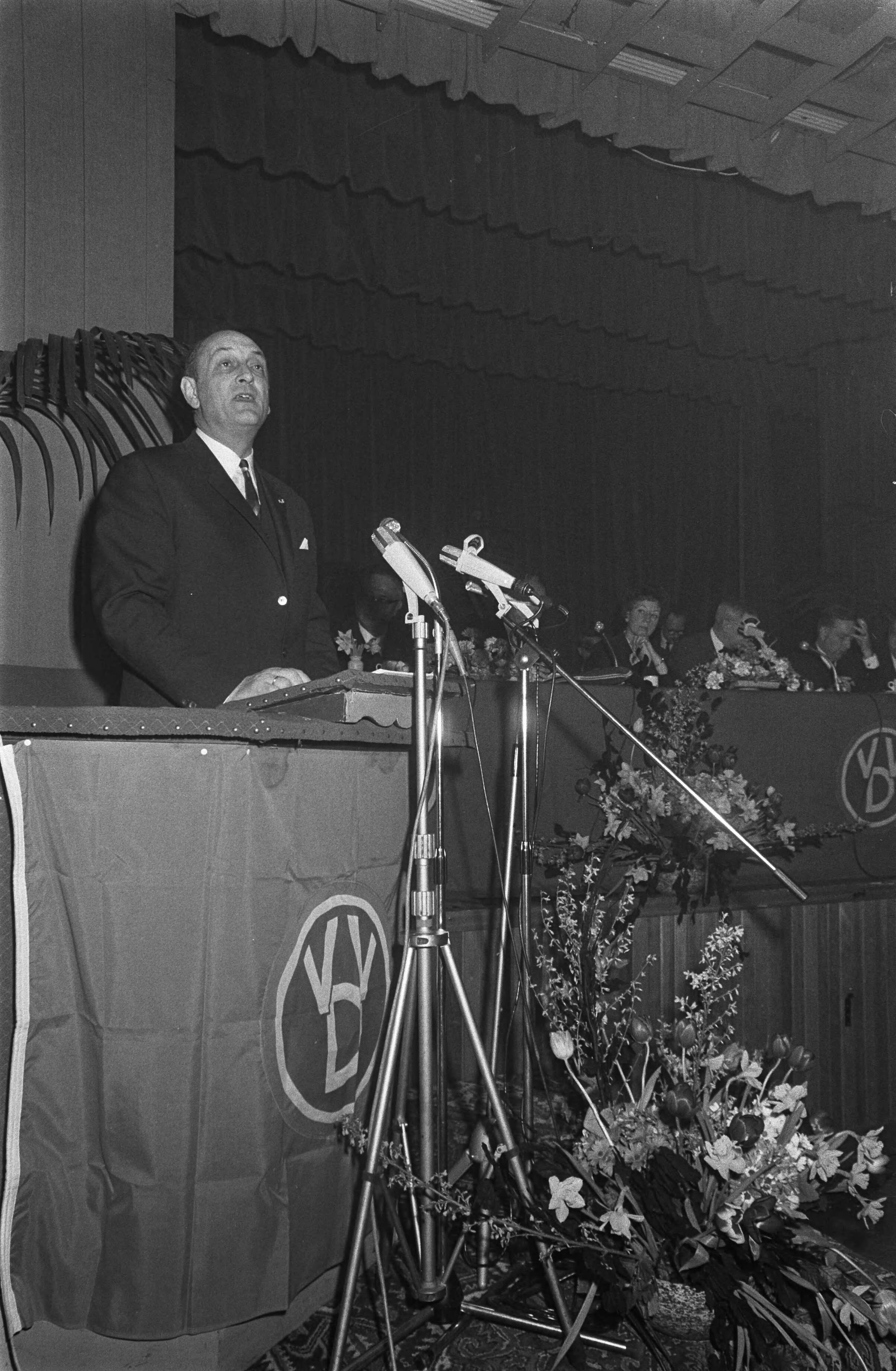 Fotocollectie Anefo — Tweedaagse Algemene Vergadering van de VVD in Groningen — Foto: Mieremet, Rob / Anefo. Licentie: Set B: Rechtenvrij / Publiek Domein. Bron: Nationaal Archief. http://hdl.handle.net/10648/ab63d22a-d0b4-102d-bcf8-003048976d84