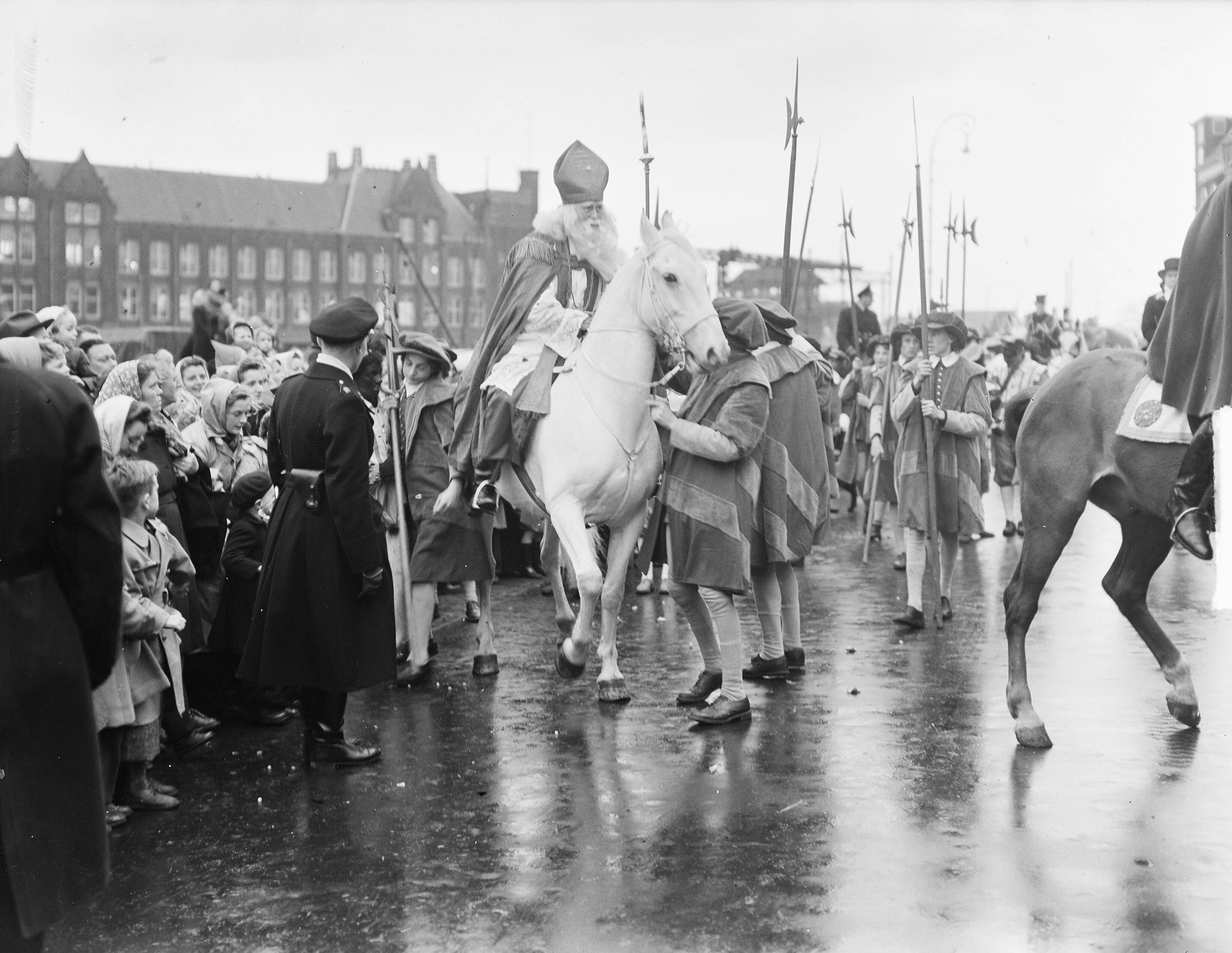 Intocht Sint Nicolaas in Amsterdam (1950) — Intocht Sint Nicolaas in Amsterdam — Foto: Bilsen, Joop van / Anefo. Licentie: Set B: Rechtenvrij / Publiek Domein. Bron: Nationaal Archief. http://hdl.handle.net/10648/a8e2c6f0-d0b4-102d-bcf8-003048976d84