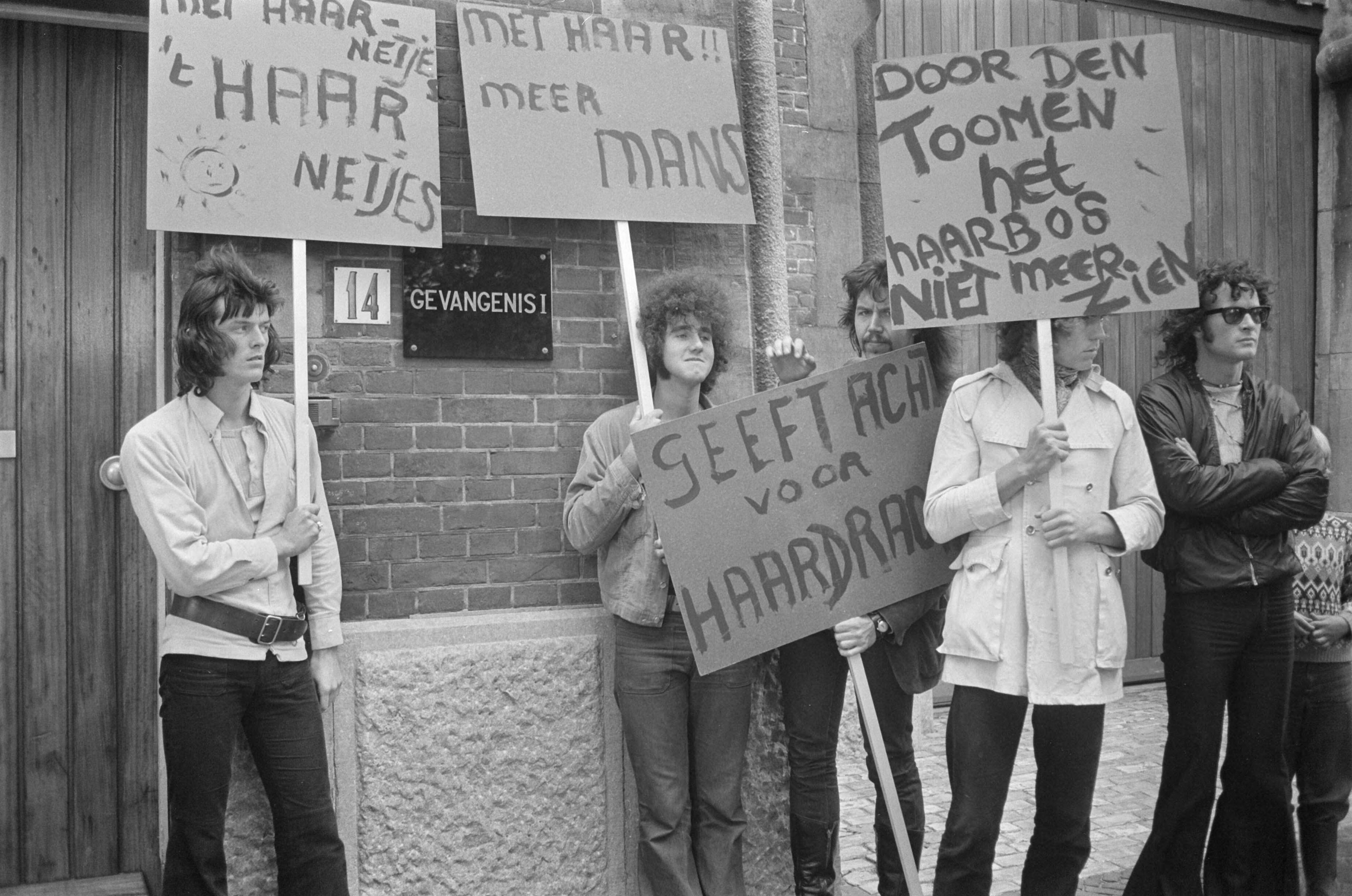 Artiesten demonstreren voor gevangenis waar Rinus Wehrma gevangen zit, Scheveningen — Betogende artiesten — Foto: Fotograaf Onbekend / Anefo. Licentie: Set B: Rechtenvrij / Publiek Domein. Bron: Nationaal Archief. http://hdl.handle.net/10648/abc34ee4-d0b4-102d-bcf8-003048976d84