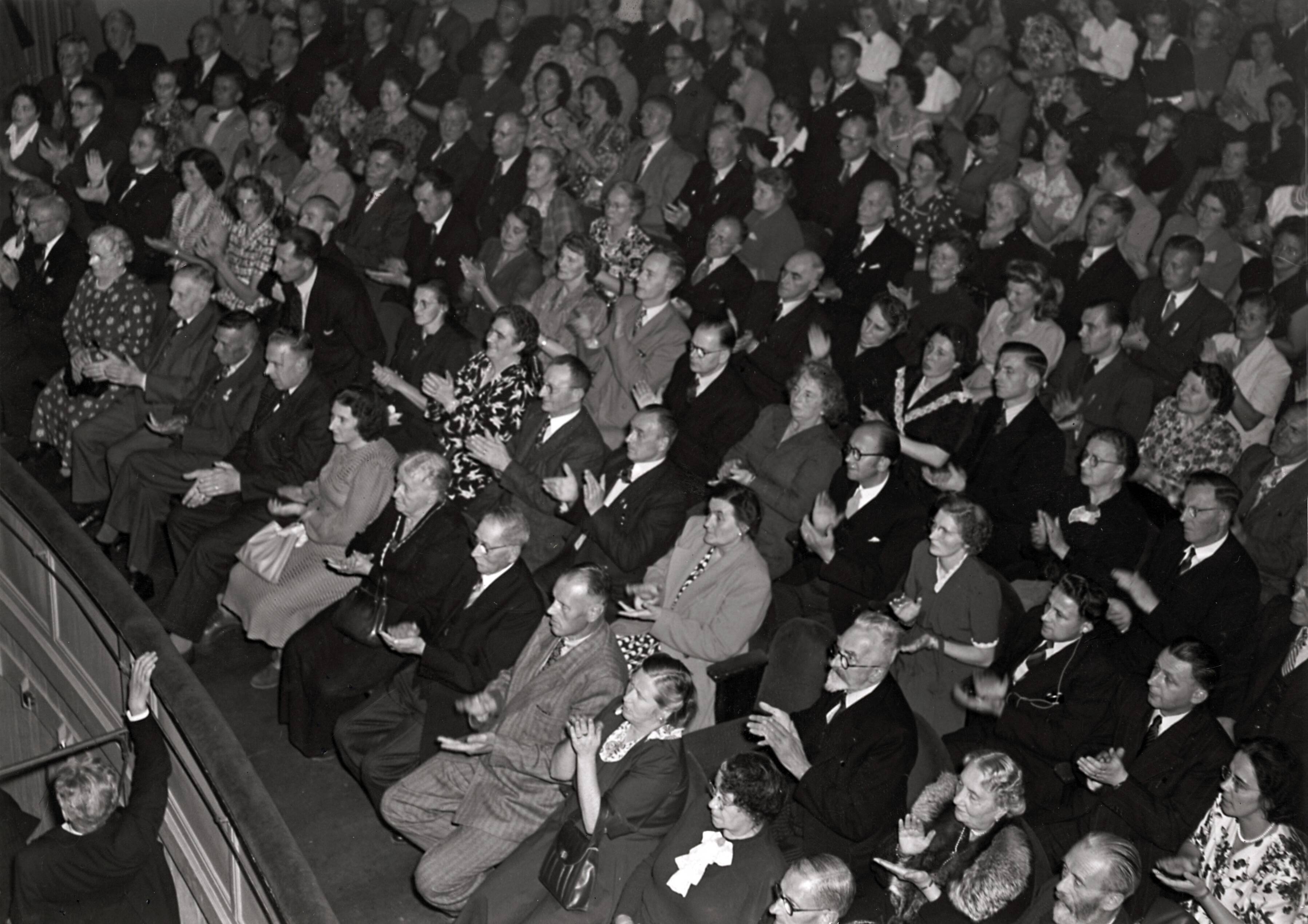 Drukkerij Spaarnestad — [40-jarig jubileum N.V. De Spaarnestad] [feestavond in de Stadsschouwburg] — Foto: Fotograaf Onbekend / Fotobureau onbekend / Spaarnestad Photo (05887). Licentie: Set B: Rechtenvrij / Publiek Domein. Bron: Nationaal Archief. http://hdl.handle.net/10648/35429da6-3a00-a382-e063-6df0900a6686