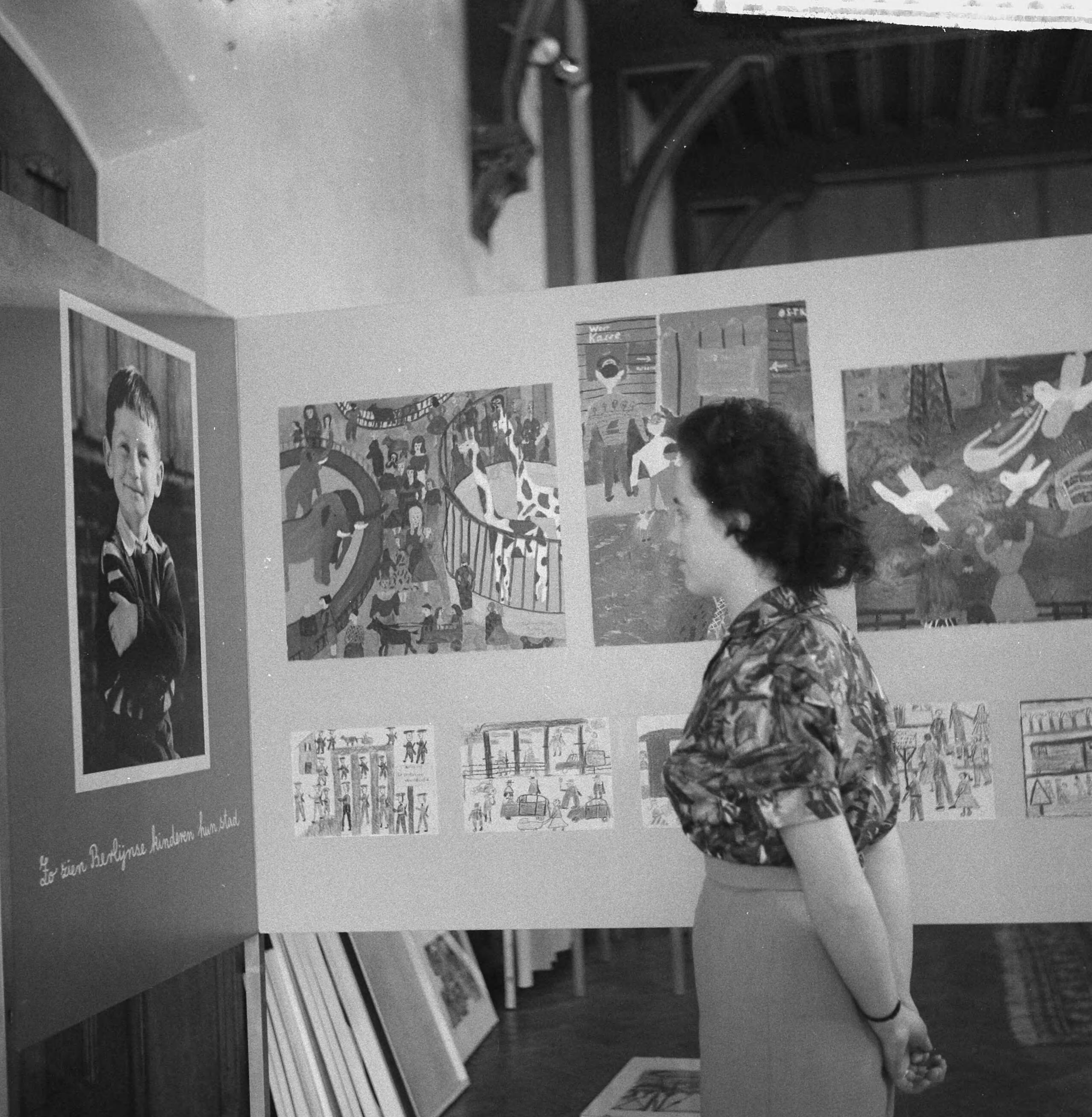 Inrichten van de tentoonstelling "Berlijn bolwerk der vrijheid" te Den Haag — Foto: Rossem, Wim van / Anefo. — Licentie: Set B: Rechtenvrij / Publiek Domein. Bron: Nationaal Archief. http://hdl.handle.net/10648/a9caea3e-d0b4-102d-bcf8-003048976d84