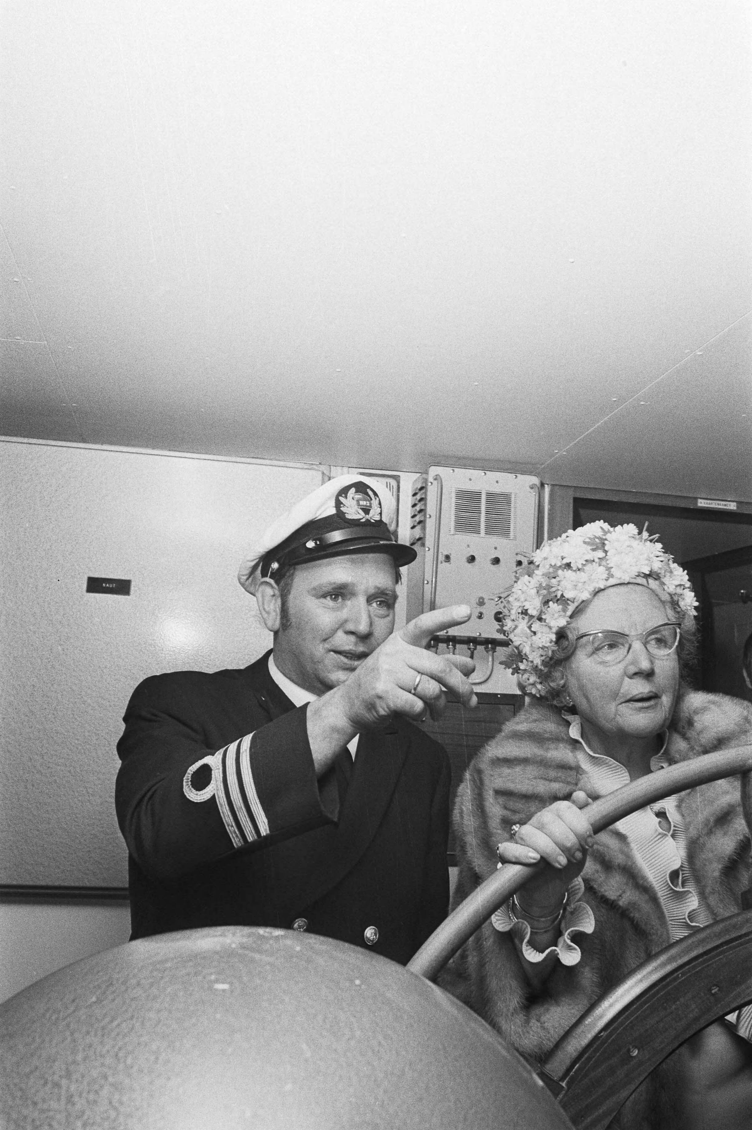 Hare Majesteit opent Havenmond, Scheveningen — Koningin Juliana aan het stuurwiel van "De Hoop" — Foto: Fotograaf Onbekend / Anefo. Licentie: Set B: Rechtenvrij / Publiek Domein. Bron: Nationaal Archief. http://hdl.handle.net/10648/abc046a4-d0b4-102d-bcf8-003048976d84