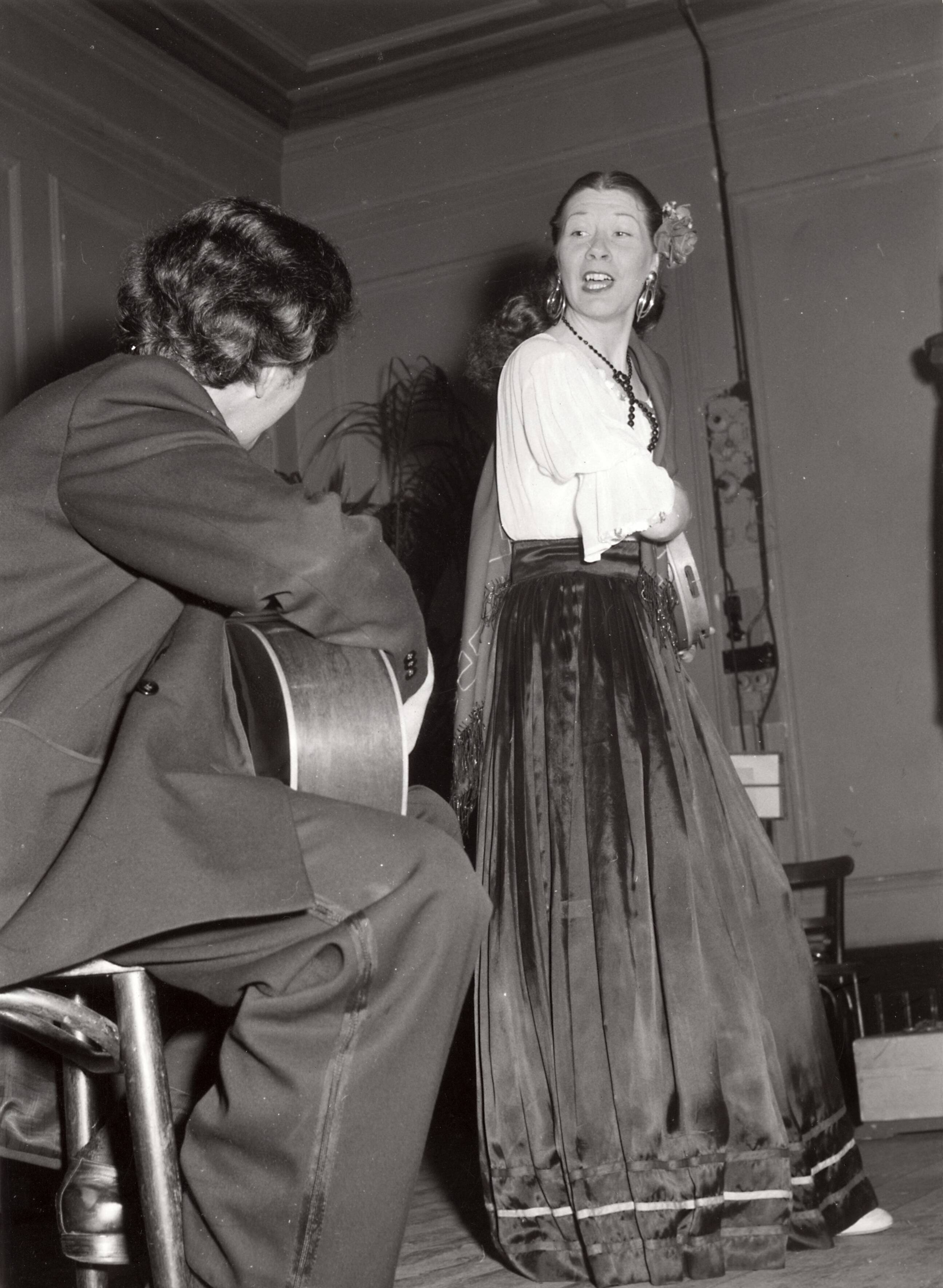 Collectie nader te bepalen — [Harmonie "Amphion" van Drukkerij N.V. Spaarnestad] [optreden flamengo muziek en dans. Jonge man met gitaar en danseres] — Foto: Fotograaf Onbekend / Fotobureau onbekend / Spaarnestad Photo (05887). Licentie: Set B: Rechtenvrij / Publiek Domein. Bron: Nationaal Archief. http://hdl.handle.net/10648/35429da6-3c57-a382-e063-6df0900a6686
