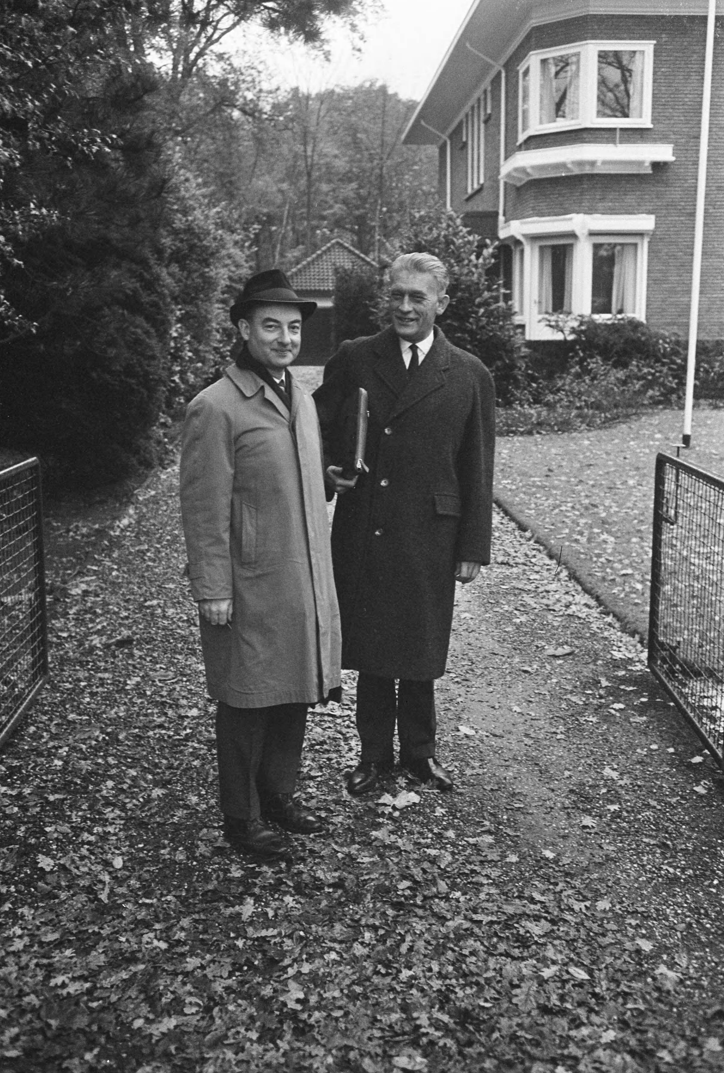 Kabinetscrises 1966: De nacht van Schmelzer — De heren drs. W.K.N. (Norbert) Schmelzer (KVP) (links) en dhr. B. (Bauke) Roolvink (ARP) bij aankomst bij dr. L.J.M. (Louis) Beel (KVP) — Foto: Koch, Eric / Anefo. Licentie: Set B: Rechtenvrij / Publiek Domein. Bron: Nationaal Archief. http://hdl.handle.net/10648/ab0532e2-d0b4-102d-bcf8-003048976d84
