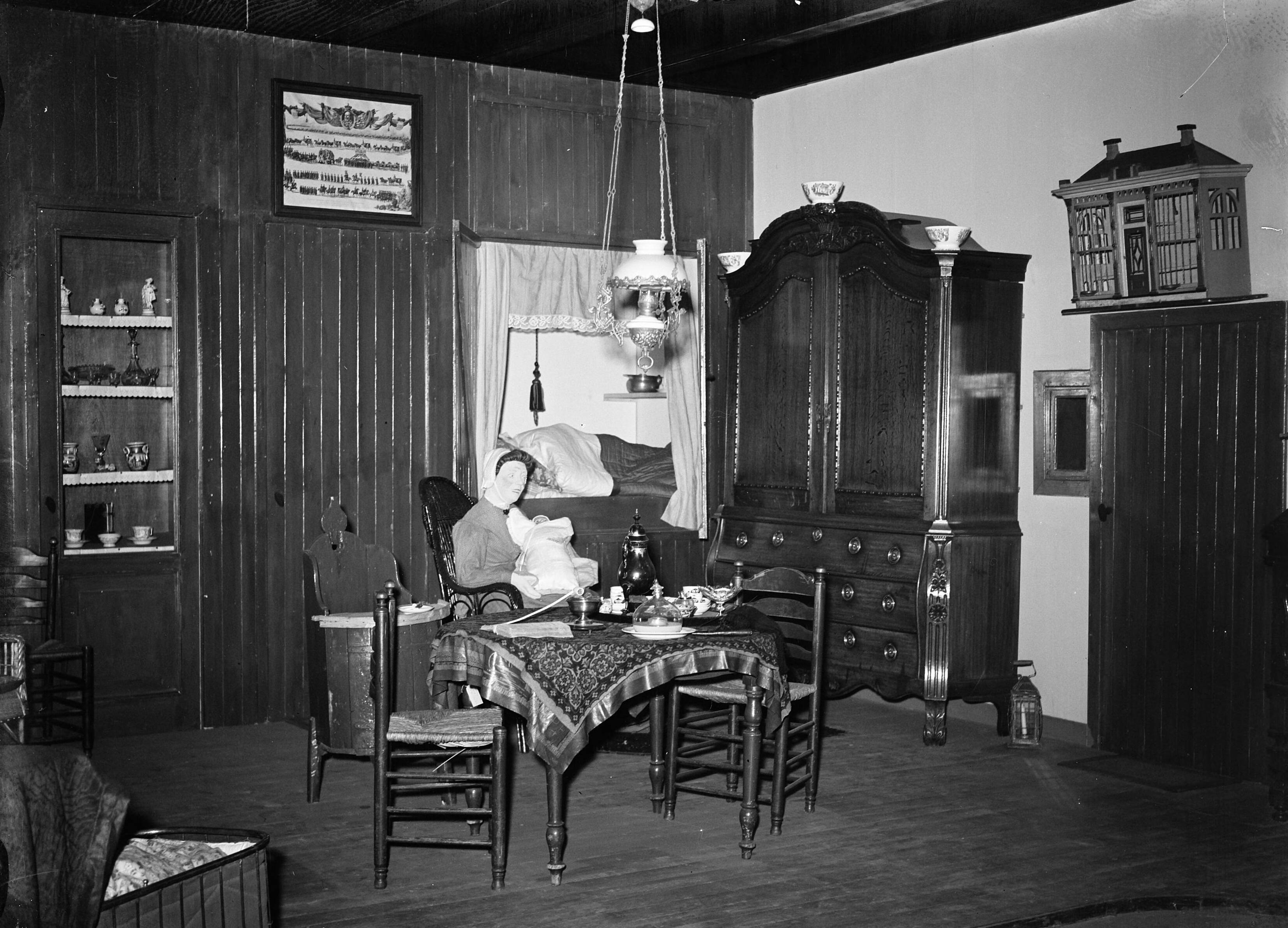 Tentoonstelling "De Nederlandse Vrouw 1898-1948" in de Houtrusthallen te Den Haag — Foto: Oorschot, […] van / Anefo. — Licentie: Set B: Rechtenvrij / Publiek Domein. Bron: Nationaal Archief. http://hdl.handle.net/10648/a8bb9eea-d0b4-102d-bcf8-003048976d84