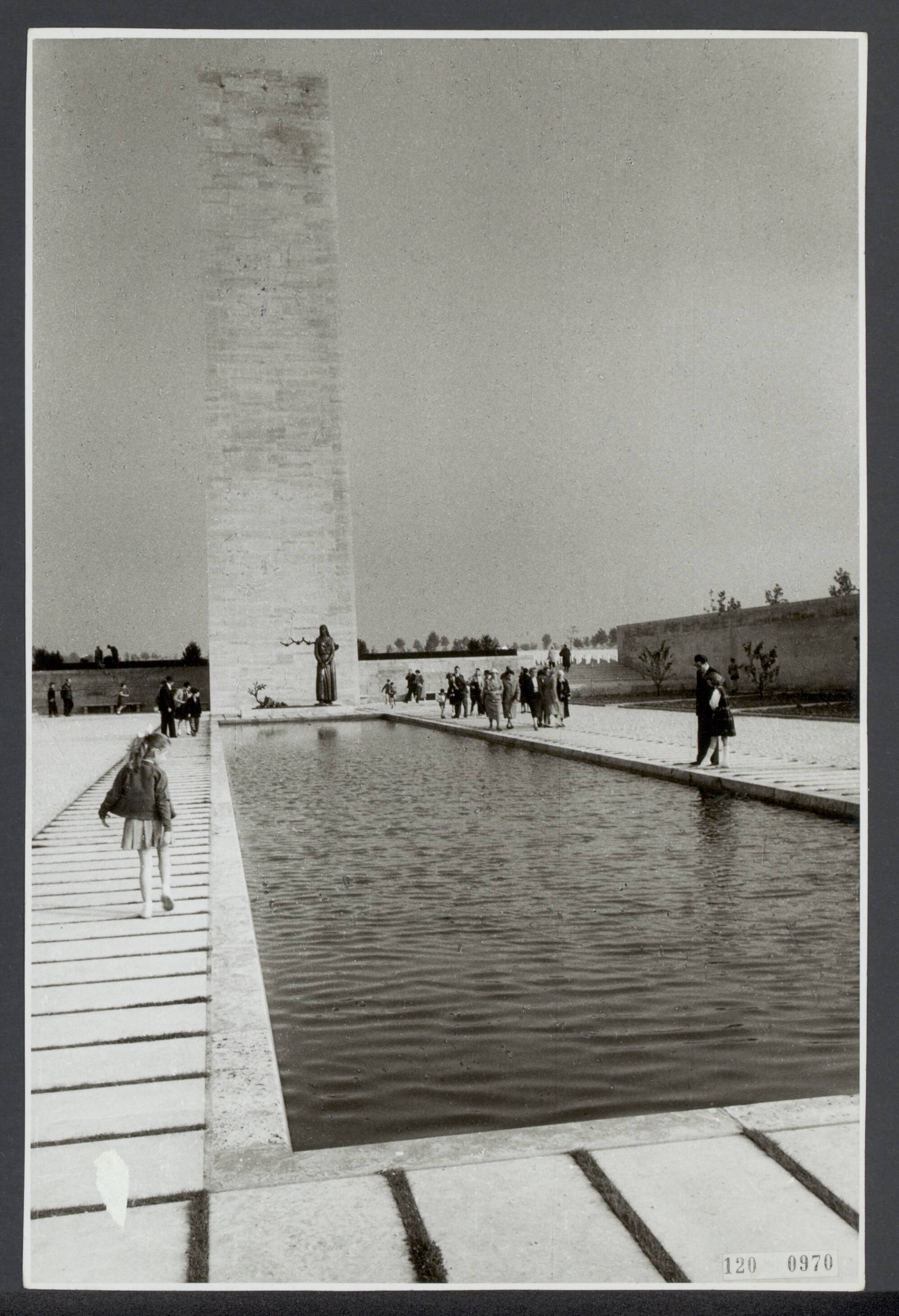 Fotocollectie Rijksvoorlichtingsdienst Eigen — Amerikaans ereveld te Margraten — Foto: Lahaye, Frans. Licentie: Set B: Rechtenvrij / Publiek Domein. Bron: Nationaal Archief. http://hdl.handle.net/10648/af220c74-d0b4-102d-bcf8-003048976d84