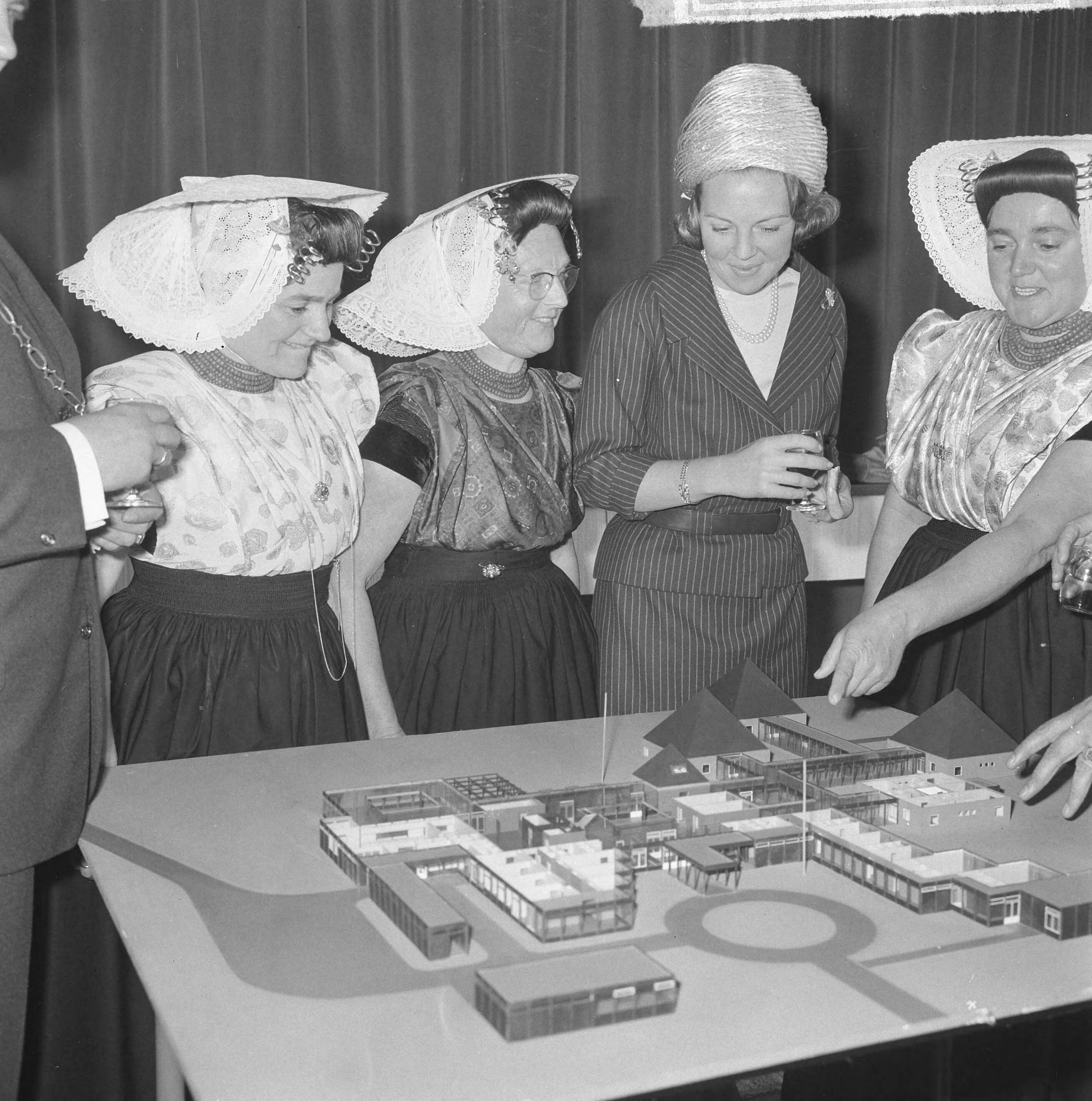 Fotocollectie Anefo — Prinses Beatrix was aanwezig bij de eerste steenleggingvoor het jongerenontmoetingscentrum "Het Zilveren Schor" nabij Arnemuiden. Prinses Beatrix bij de maquette van het gebouw, een ontwerp van architect Onno Greiner — Foto: Nijs, Jac. de / Anefo. Licentie: Set B: Rechtenvrij / Publiek Domein. Bron: Nationaal Archief. http://hdl.handle.net/10648/aaa1cd7e-d0b4-102d-bcf8-003048976d84