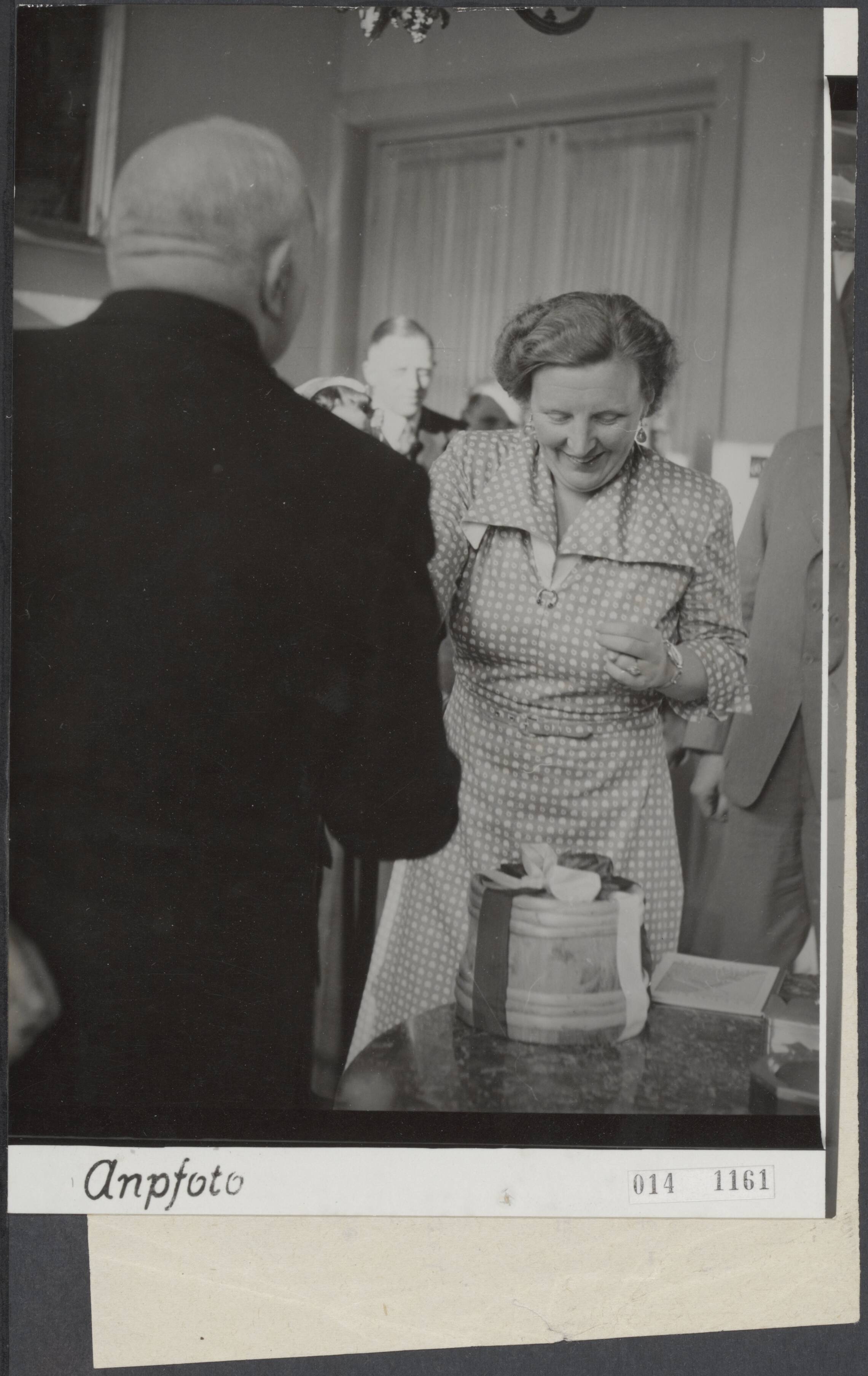 Fotocollectie Elsevier Binnenland — Katwijk heeft aan koningin Juliana de eerste nieuwe Hollandse haring aangeboden. Een delegatie uit Katwijk, bestaande uit de loco-burgemeester, N.P. Bloot, het datelijks bestuur van de Stichting Commissie Zeehaven, de voorzitter van de rederijkvereniging "De Vuurbaak", D. Taat, de reder-schipper van de KW 227 "Karel Doorman", het eerst aangekomen "haringschip", W. van Leeuwen en twee dames in Katwijks kostuum werden op het Paleis Soestdijk door koningin Juliana ontvangen. C. van Tongeren, voorzitter van de Katwijkse Christelijke Middenstands Vereniging bood de nieuwe haring namens Katwijk aan — Foto: ANP / RVD of rechtenvrij. Licentie: Set B: Rechtenvrij / Publiek Domein. Bron: Nationaal Archief. http://hdl.handle.net/10648/adb2ef5c-d0b4-102d-bcf8-003048976d84