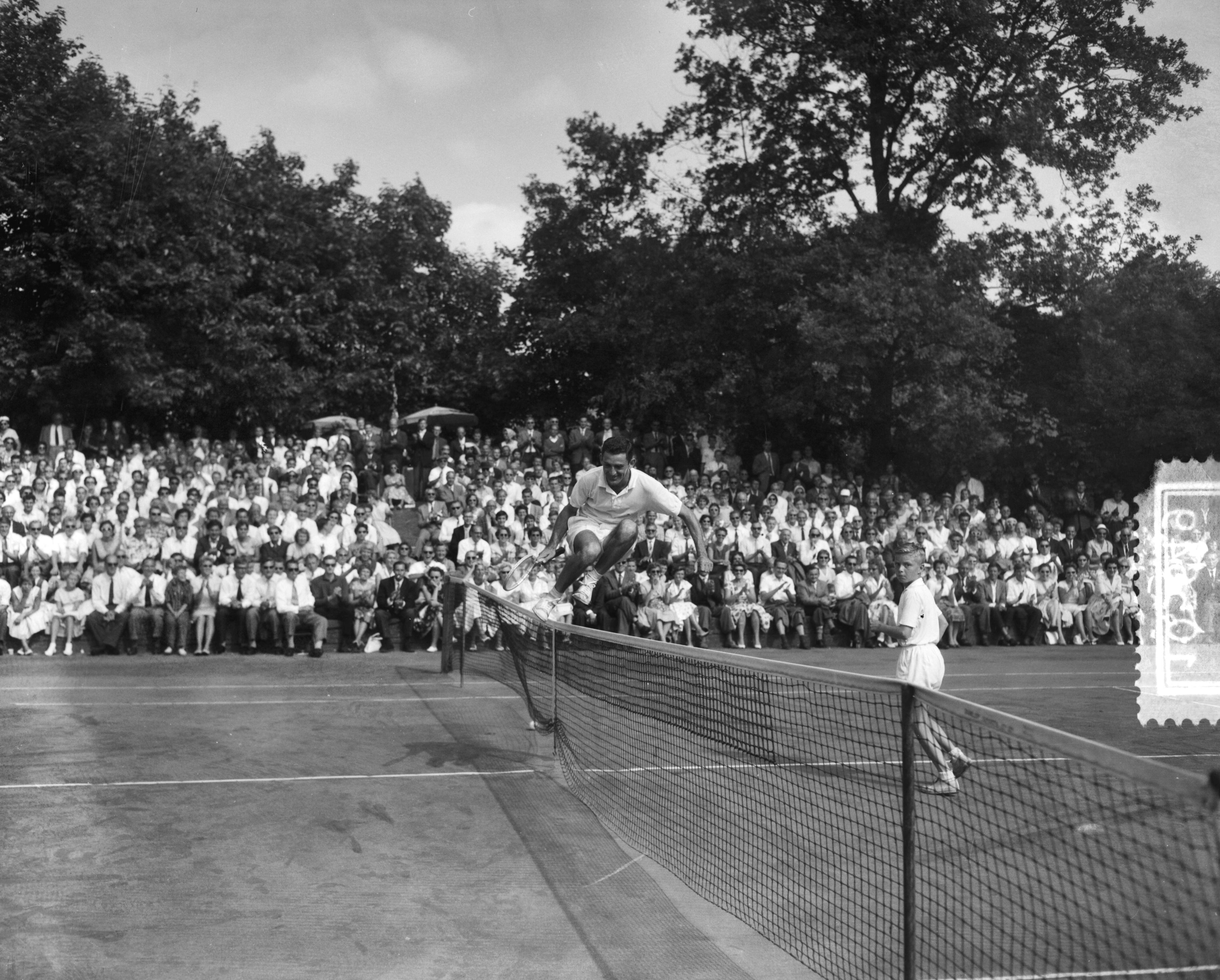 Fotocollectie Anefo — Finale van het internationale tennistoernooi op 't Melkhuisje te Hilversum. Ladoslav Legenstein springt over het net — Foto: Bilsen, Joop van / Anefo. Licentie: Set B: Rechtenvrij / Publiek Domein. Bron: Nationaal Archief. http://hdl.handle.net/10648/a99a29bc-d0b4-102d-bcf8-003048976d84
