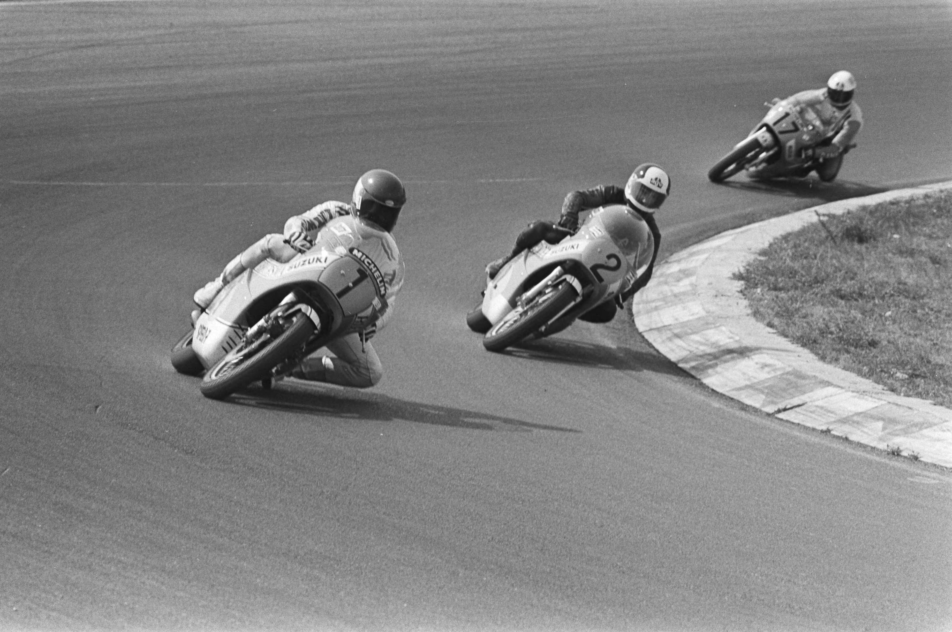 Fotocollectie Anefo — Internationale Motorracen op Zandvoort, Hartog (1), Van Dulmen (2) en Ankoné (17) — Foto: Bogaerts, Rob / Anefo. Licentie: Set B: Rechtenvrij / Publiek Domein. Bron: Nationaal Archief. http://hdl.handle.net/10648/ac8801b2-d0b4-102d-bcf8-003048976d84