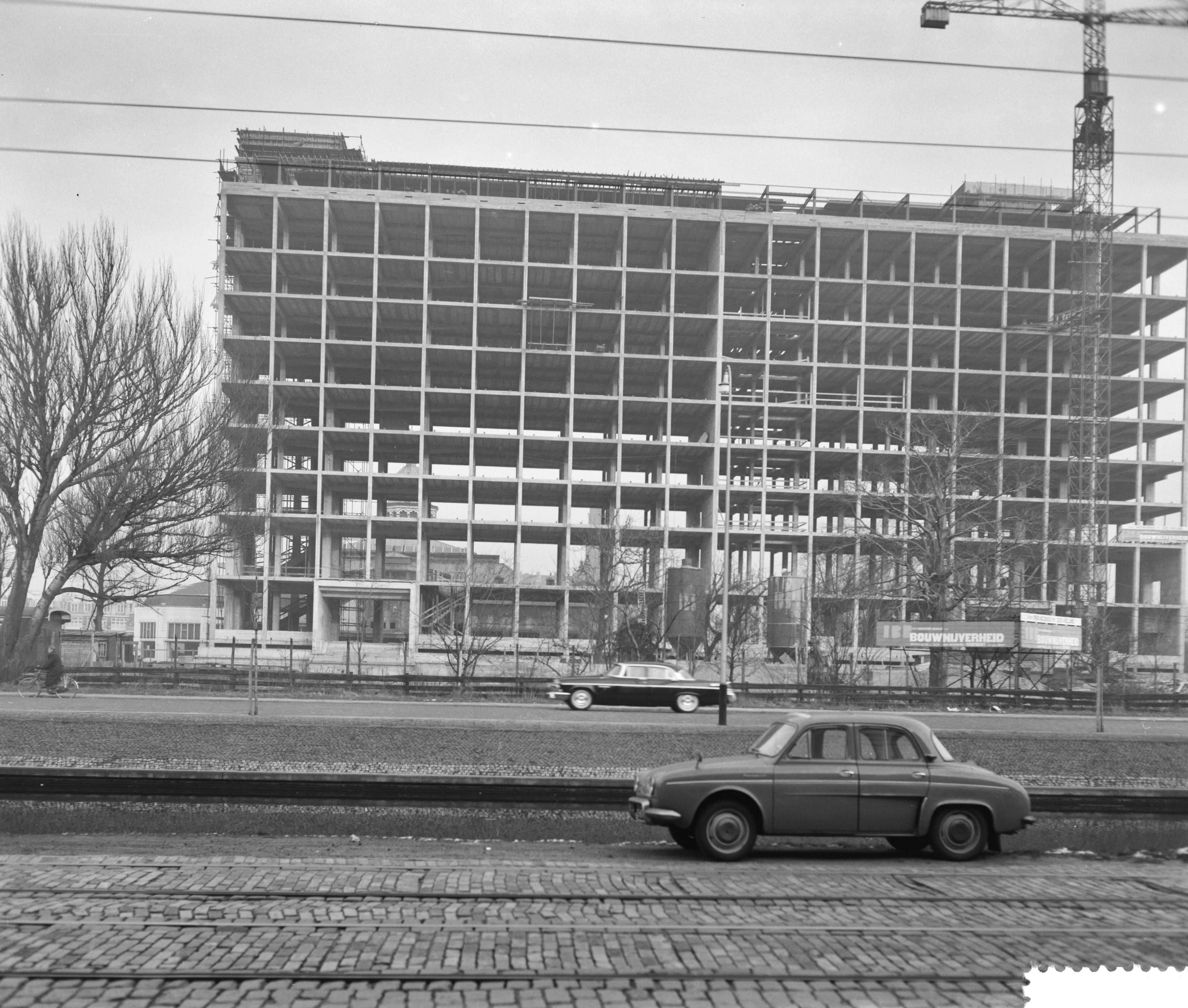 Fotocollectie Anefo — Nieuwe provinciehuis te Den Haag, provinciehuis in aanbouw — Foto: Bilsen, Joop van / Anefo. Licentie: Set B: Rechtenvrij / Publiek Domein. Bron: Nationaal Archief. http://hdl.handle.net/10648/a9c632c8-d0b4-102d-bcf8-003048976d84