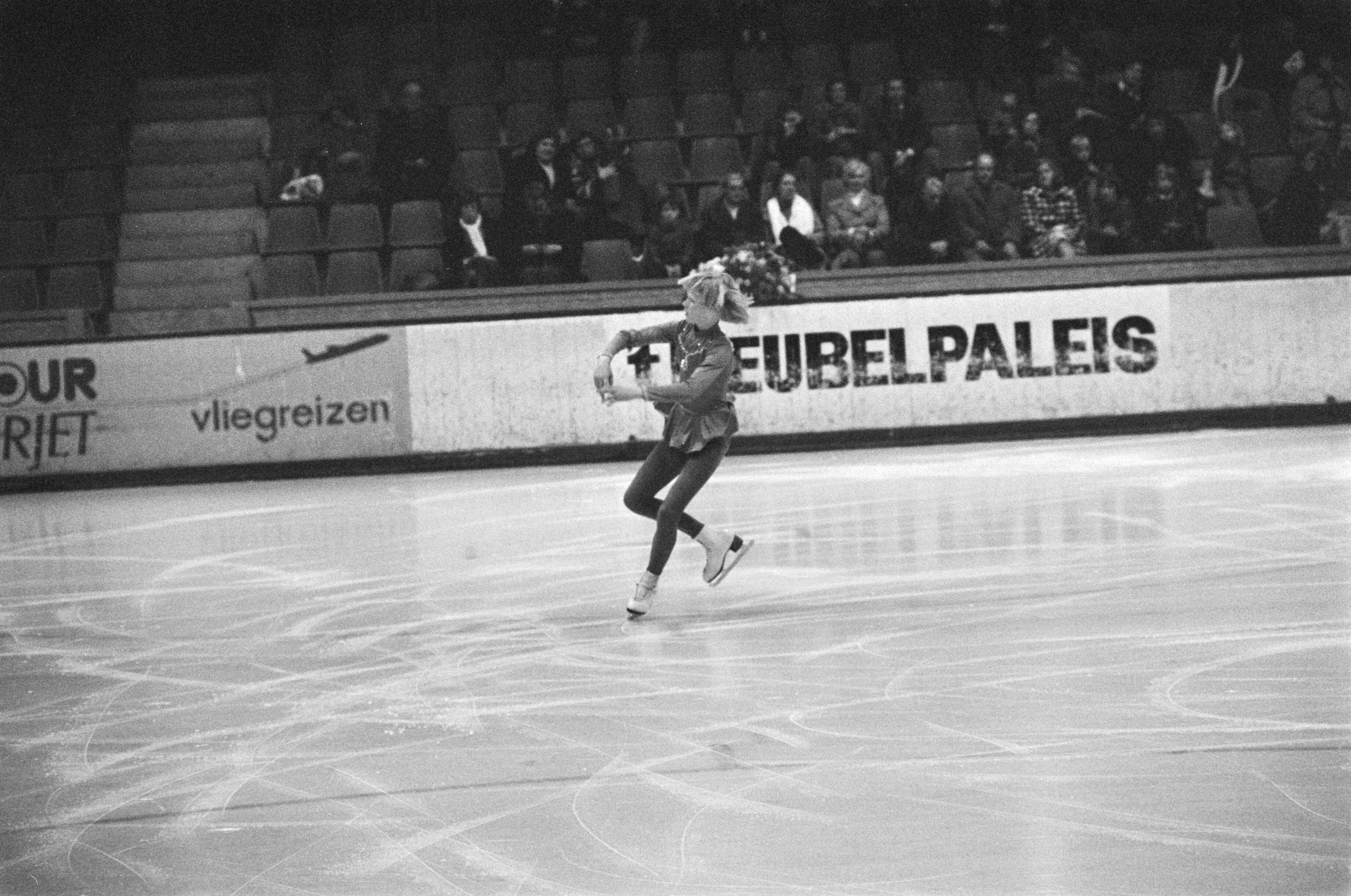 Fotocollectie Anefo — Nationale kampioenschappen kunstrijden, Den Haag ; Monique van der Laan in aktie — Foto: Mieremet, Rob / Anefo. Licentie: Set B: Rechtenvrij / Publiek Domein. Bron: Nationaal Archief. http://hdl.handle.net/10648/ac7a274a-d0b4-102d-bcf8-003048976d84