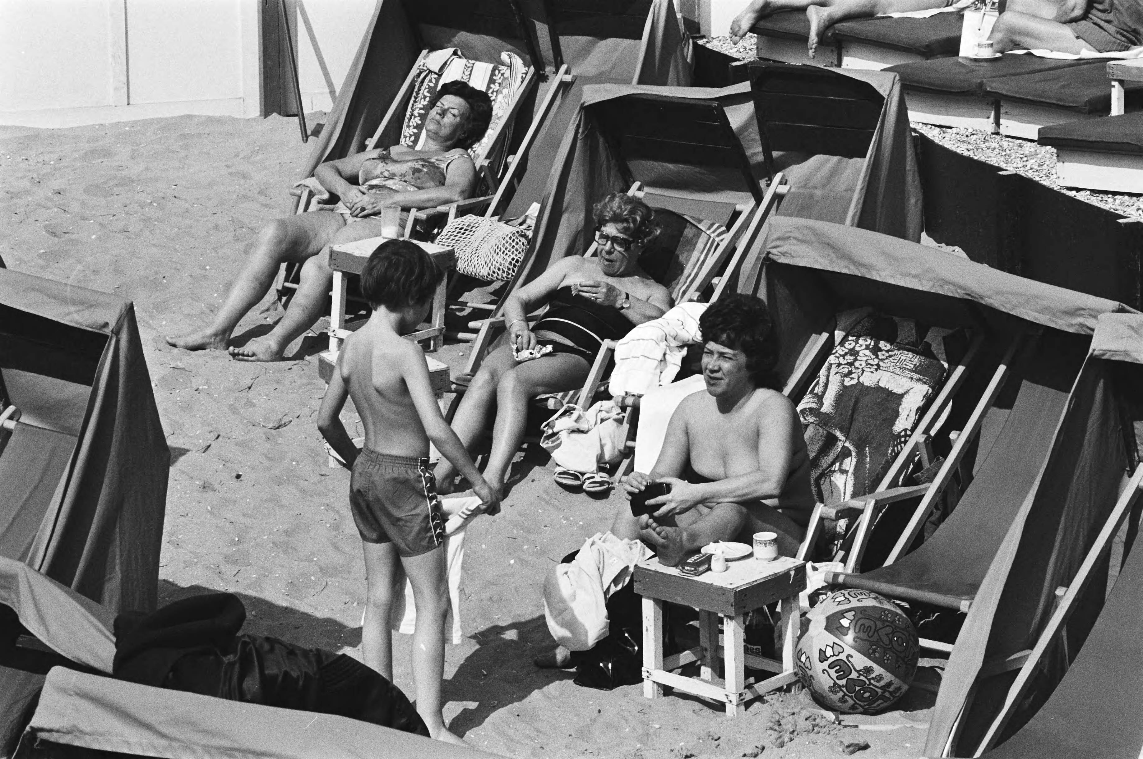 Fotocollectie Anefo — Zonnende mensen op het strand van Zandvoort in verband met het mooie weer — Foto: Dijk, Hans van / Anefo. Licentie: Set B: Rechtenvrij / Publiek Domein. Bron: Nationaal Archief. http://hdl.handle.net/10648/acf930c6-d0b4-102d-bcf8-003048976d84