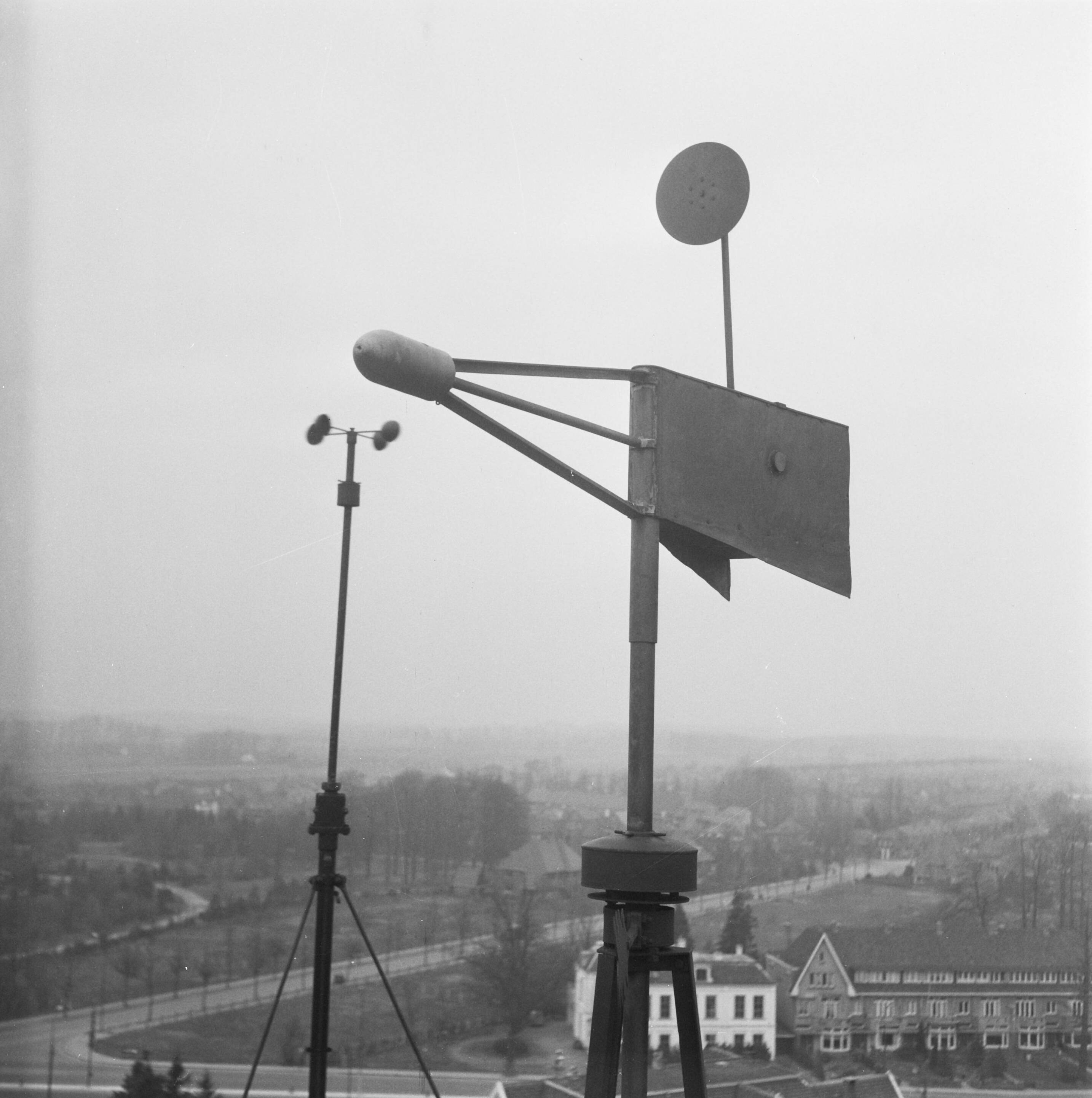Fotocollectie Anefo — Meteorologisch Instituut te Den Bilt — Foto: Breijer, Charles / Anefo. Licentie: Set B: Rechtenvrij / Publiek Domein. Bron: Nationaal Archief. http://hdl.handle.net/10648/a89b25fc-d0b4-102d-bcf8-003048976d84