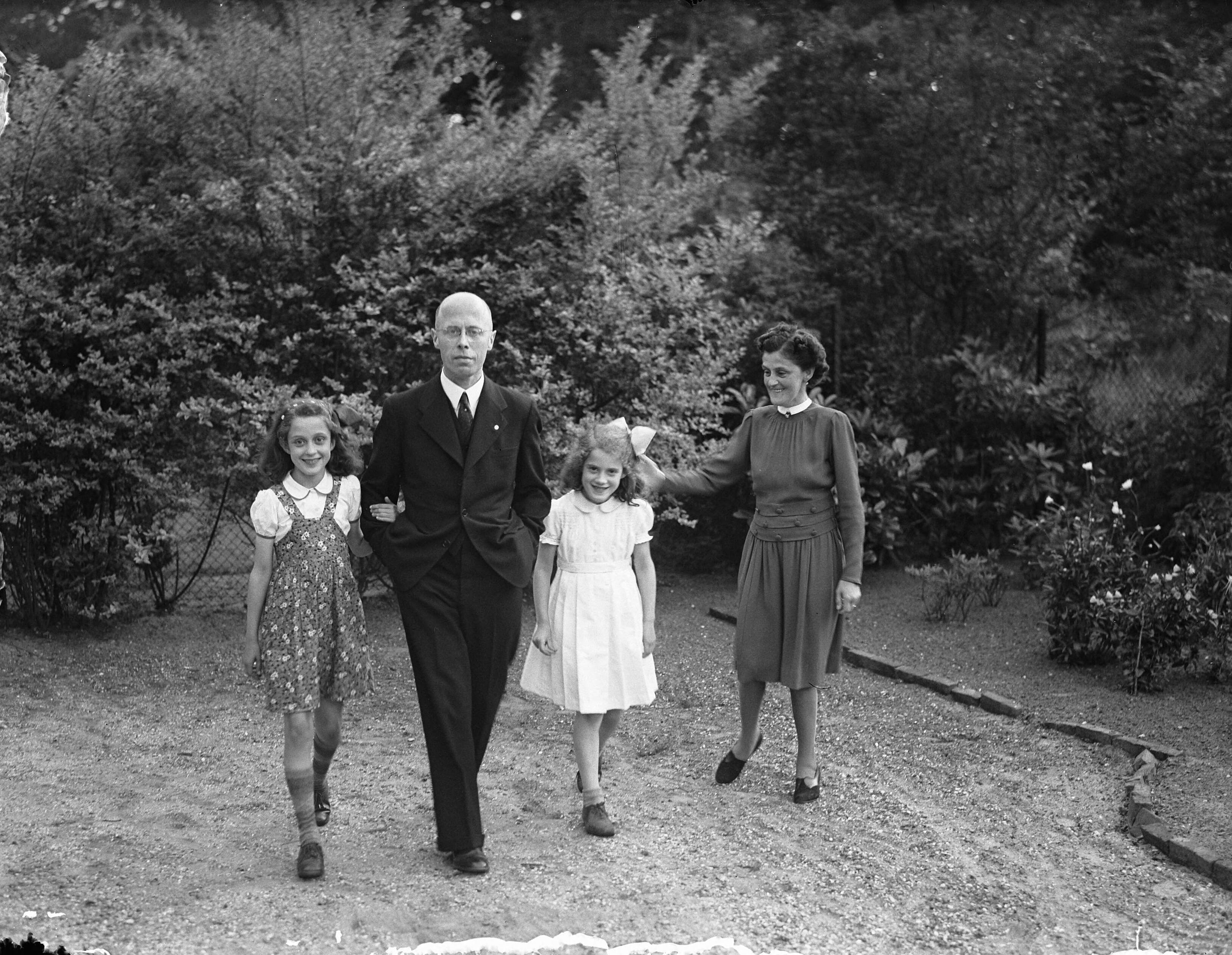 Fotocollectie Anefo — Minister L.J.M. Beel met vrouw en kinderen in tuin van zijn woonhuis te Wassenaar — Foto: IMF / Anefo. Licentie: Set B: Rechtenvrij / Publiek Domein. Bron: Nationaal Archief. http://hdl.handle.net/10648/a8a02728-d0b4-102d-bcf8-003048976d84