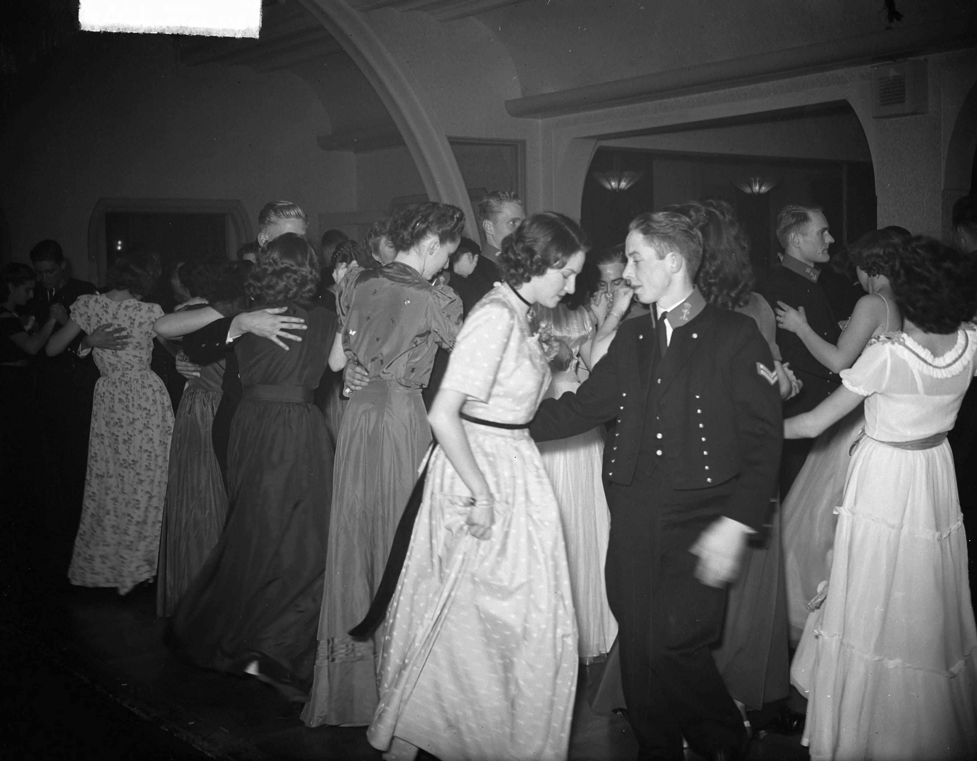 Fotocollectie Anefo — Bal adelborsten Kurhaus Scheveningen @ — Foto: Merk, Ben / Anefo. Licentie: Set B: Rechtenvrij / Publiek Domein. Bron: Nationaal Archief. http://hdl.handle.net/10648/a8c1829c-d0b4-102d-bcf8-003048976d84