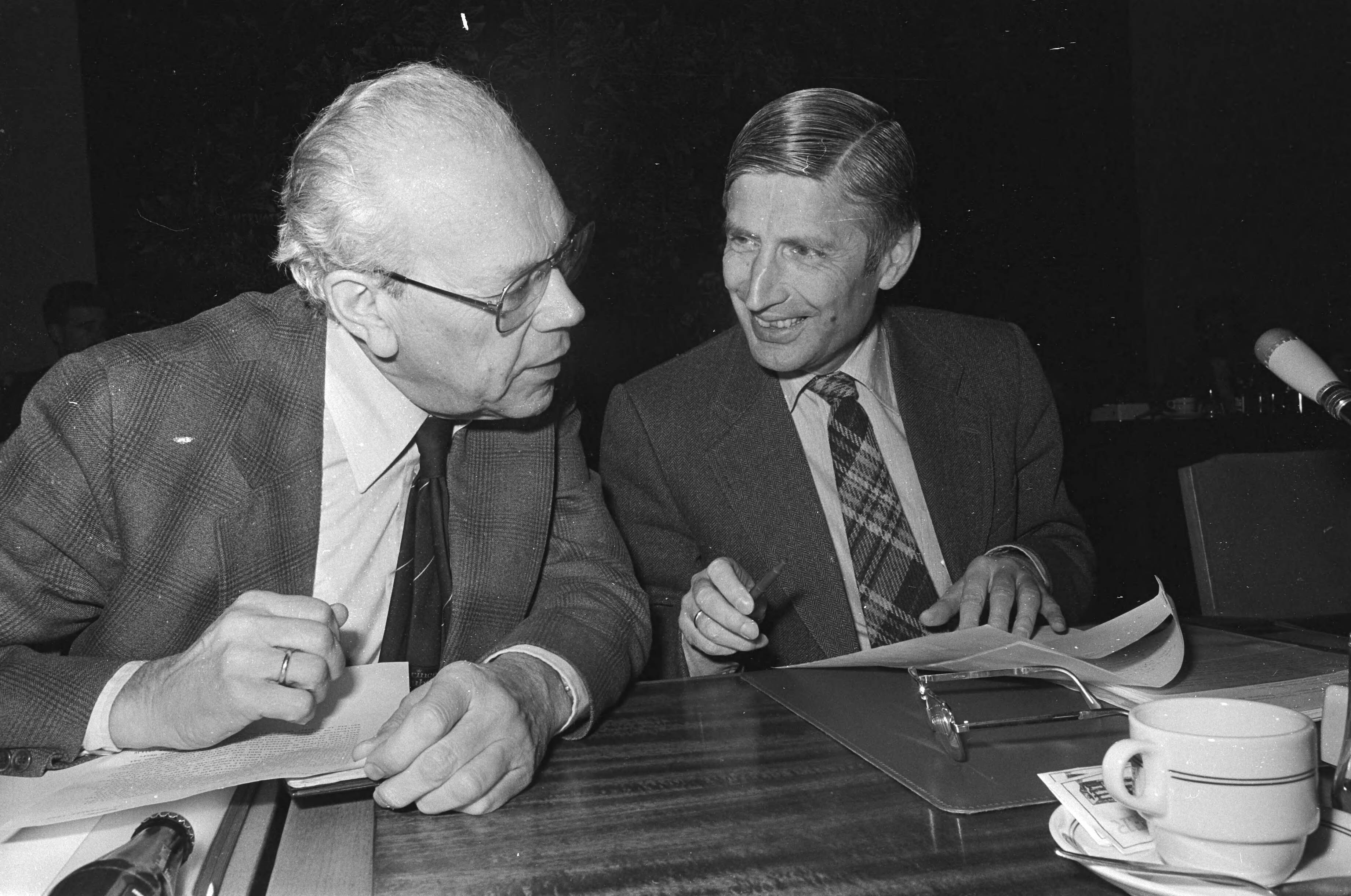 Fotocollectie Anefo — in SER gebouw in Den Haag regering, vakbonden en werkgevers over arbeidsovereenkomstenbeleid 1981, Albeda met Premier Van agt — Foto: Bogaerts, Rob / Anefo. Licentie: Set B: Rechtenvrij / Publiek Domein. Bron: Nationaal Archief. http://hdl.handle.net/10648/aced75e2-d0b4-102d-bcf8-003048976d84