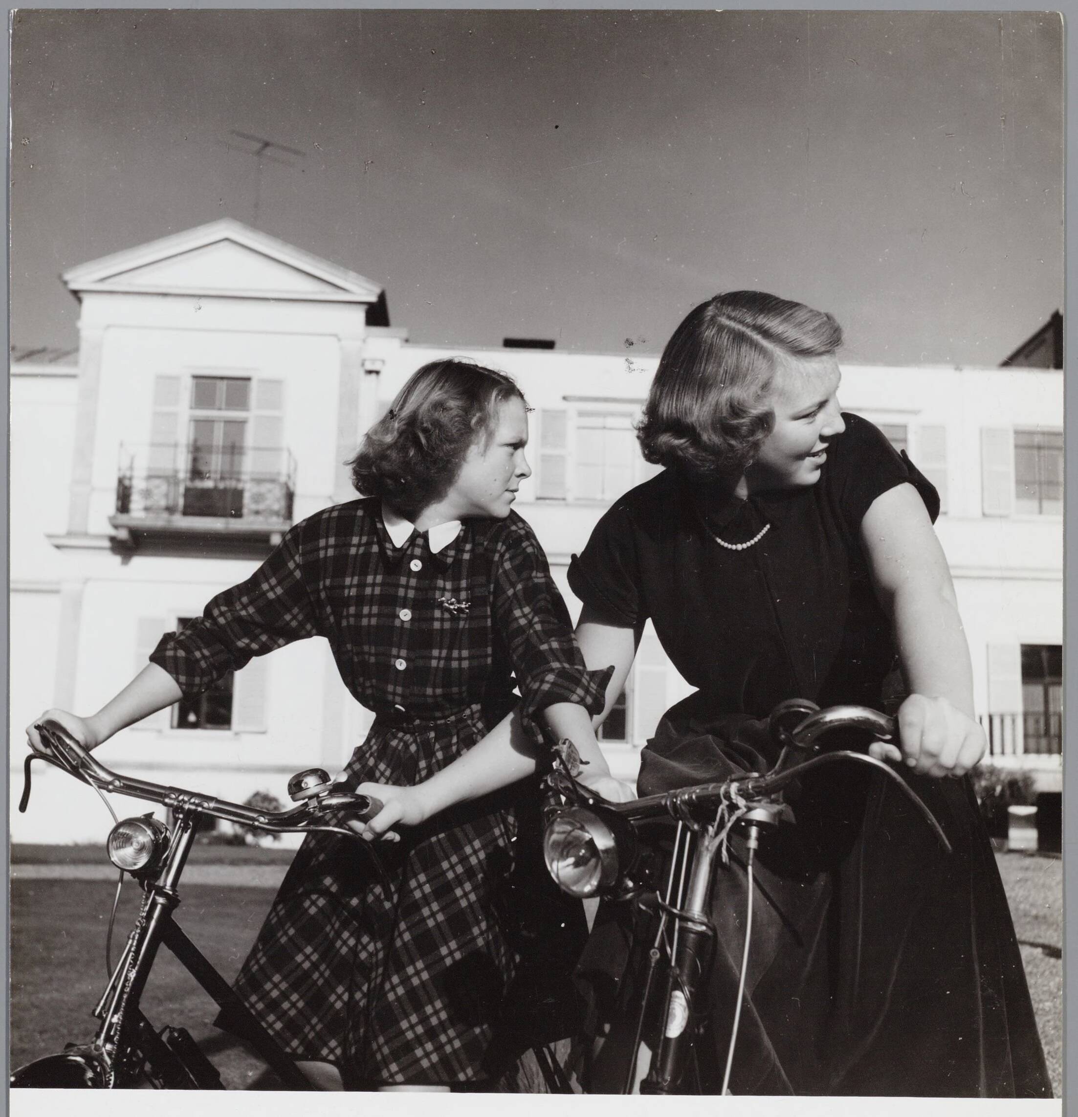 Fotocollectie RVD / Koninklijk Huis — De prinsessen Beatrix en Irene op de fiets bij Paleis Soestdijk — Foto: Onbekend / RVD. Licentie: Set B: Rechtenvrij / Publiek Domein. Bron: Nationaal Archief. http://hdl.handle.net/10648/afb0674e-d0b4-102d-bcf8-003048976d84