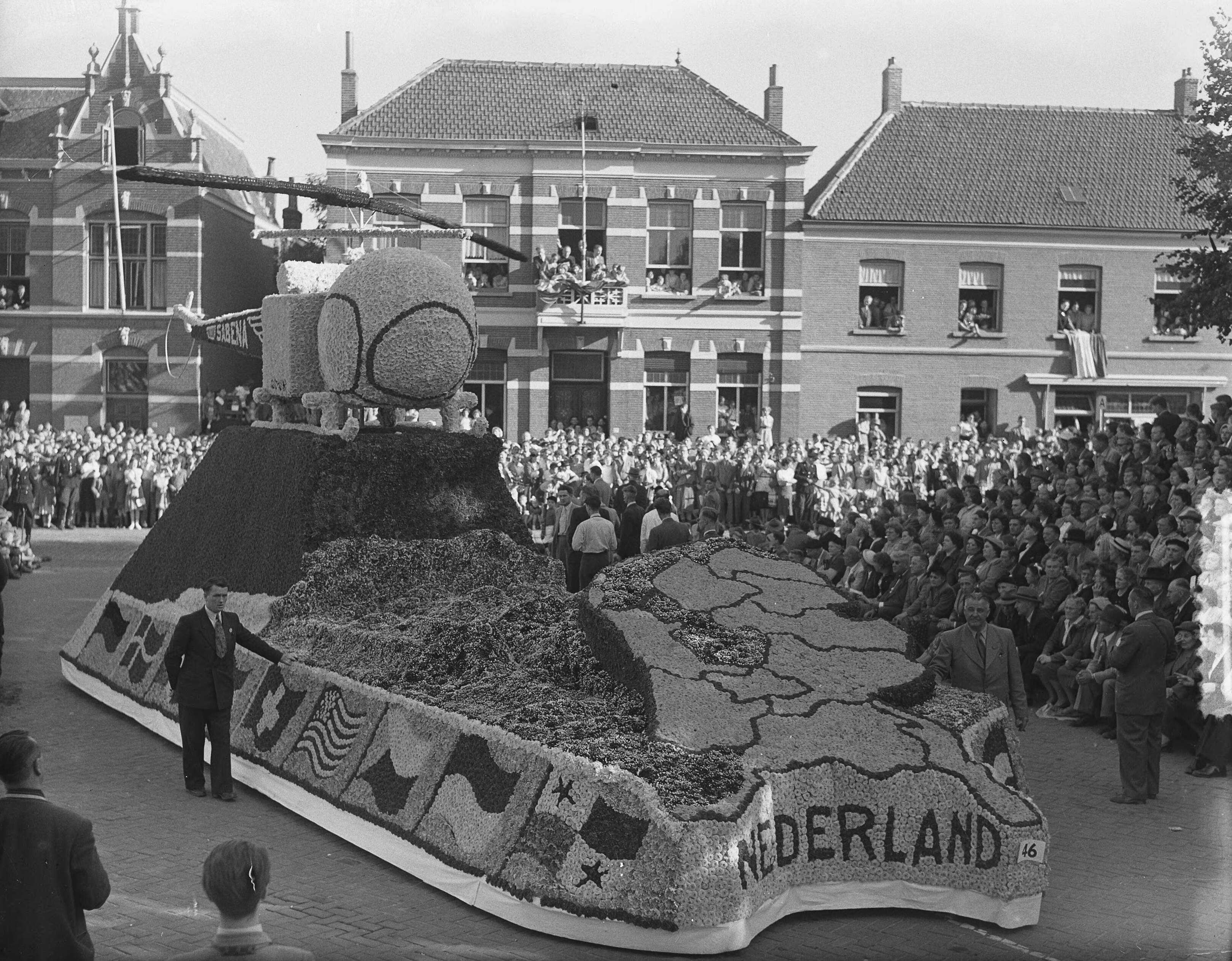 Bloemencorso Zundert. Praalwagens — Foto: Duinen, H. van / Anefo. — Licentie: Set B: Rechtenvrij / Publiek Domein. Bron: Nationaal Archief. http://hdl.handle.net/10648/a912a2e4-d0b4-102d-bcf8-003048976d84