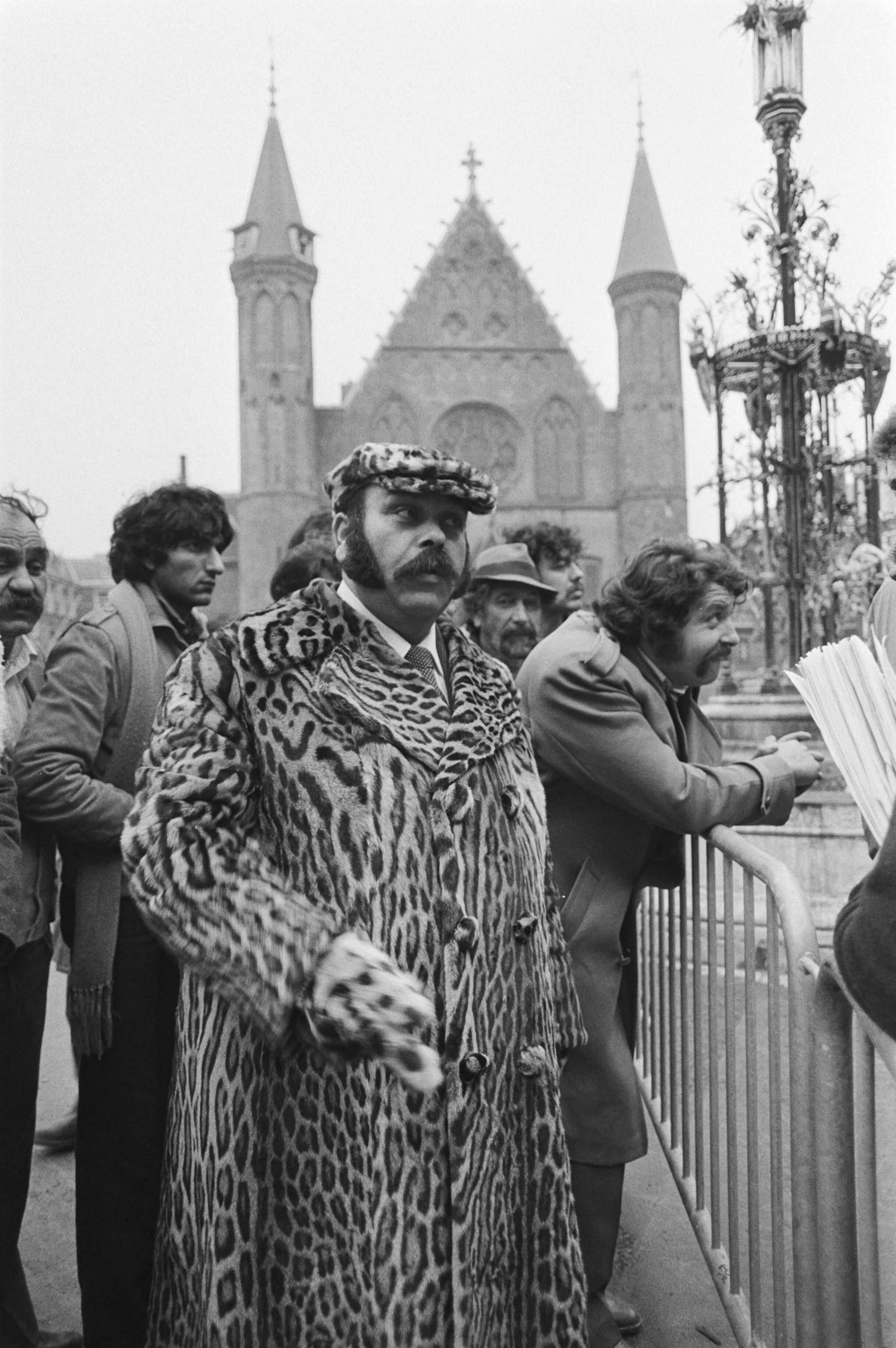 Fotocollectie Anefo — Protest van zigeuners op het Binnenhof Den Haag tegen het politie-optreden op het zigeunerkamp Sloterdijk in Amsterdam, zigeunervoorman Petalo — Foto: Antonisse, Marcel / Anefo. Licentie: Set B: Rechtenvrij / Publiek Domein. Bron: Nationaal Archief. http://hdl.handle.net/10648/acf08052-d0b4-102d-bcf8-003048976d84