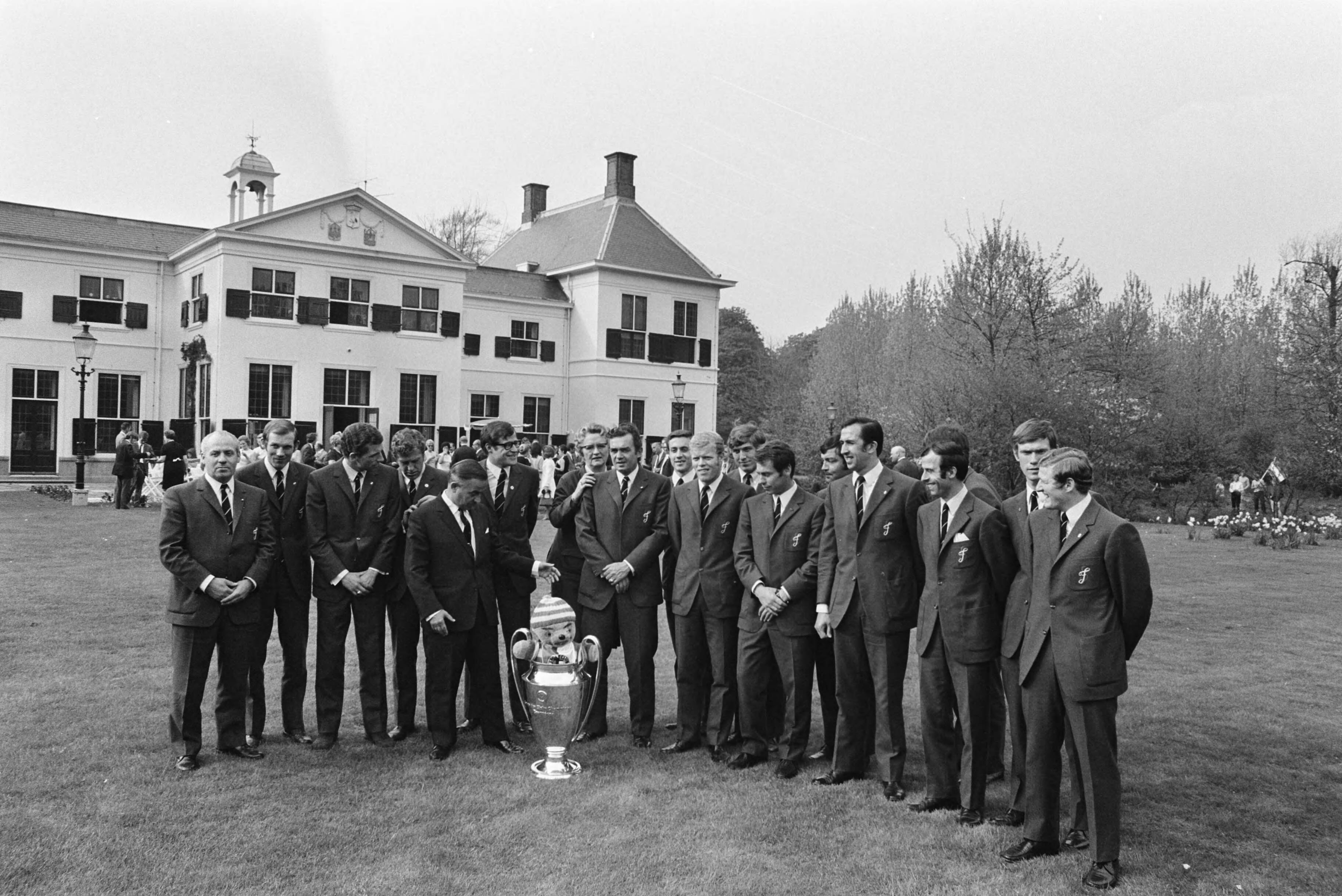 Fotocollectie Anefo — Elftal Feijenoord ontvangen op Catshuis, Den Haag ; Feijenoord en premier De Jong geschaard rond de Cup — Foto: Evers, Joost / Anefo. Licentie: Set B: Rechtenvrij / Publiek Domein. Bron: Nationaal Archief. http://hdl.handle.net/10648/ab968e2c-d0b4-102d-bcf8-003048976d84