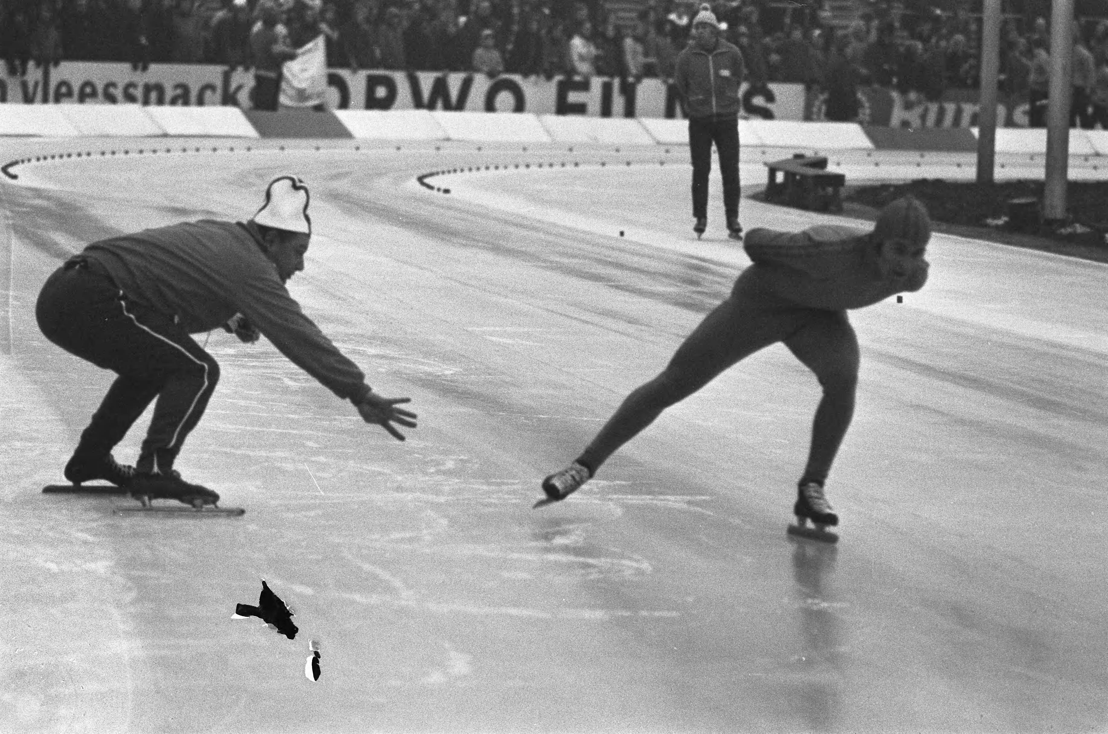 Fotocollectie Anefo — Schaatswedstrijden voor eerste ISSL World Cup voor prof op De Uithof in Den Haag , Anton Huiskes geeft Jan Bols aanwijzingen — Foto: Verhoeff, Bert / Anefo. Licentie: Set B: Rechtenvrij / Publiek Domein. Bron: Nationaal Archief. http://hdl.handle.net/10648/ac21c406-d0b4-102d-bcf8-003048976d84