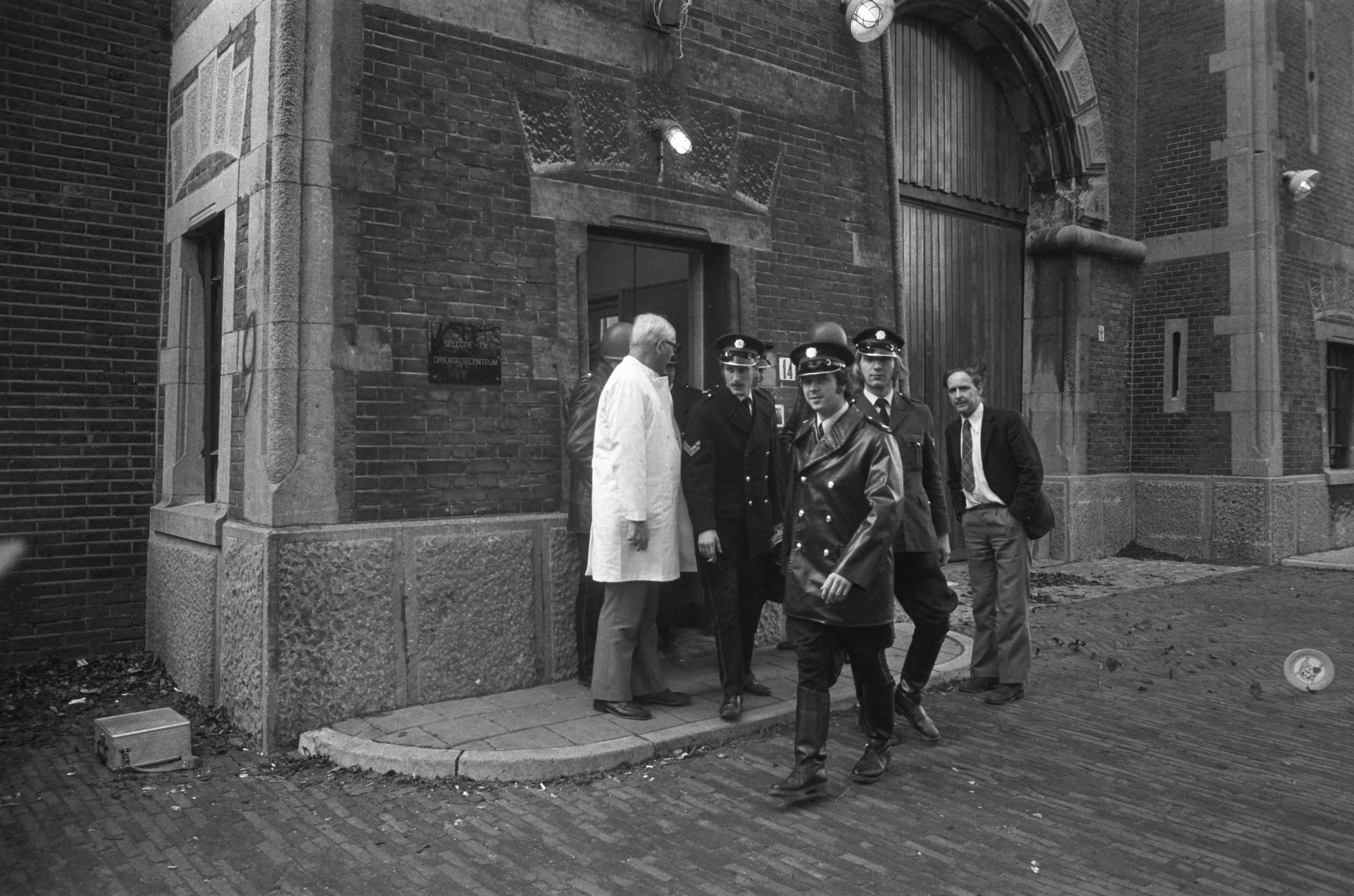 Fotocollectie Anefo — Gijzeling in Scheveningse gevangenis; hoofdcommissaris Peijster arriveert bij gevangenis — Foto: Peters, Hans / Anefo. Licentie: Set B: Rechtenvrij / Publiek Domein. Bron: Nationaal Archief. http://hdl.handle.net/10648/ac58e6ca-d0b4-102d-bcf8-003048976d84