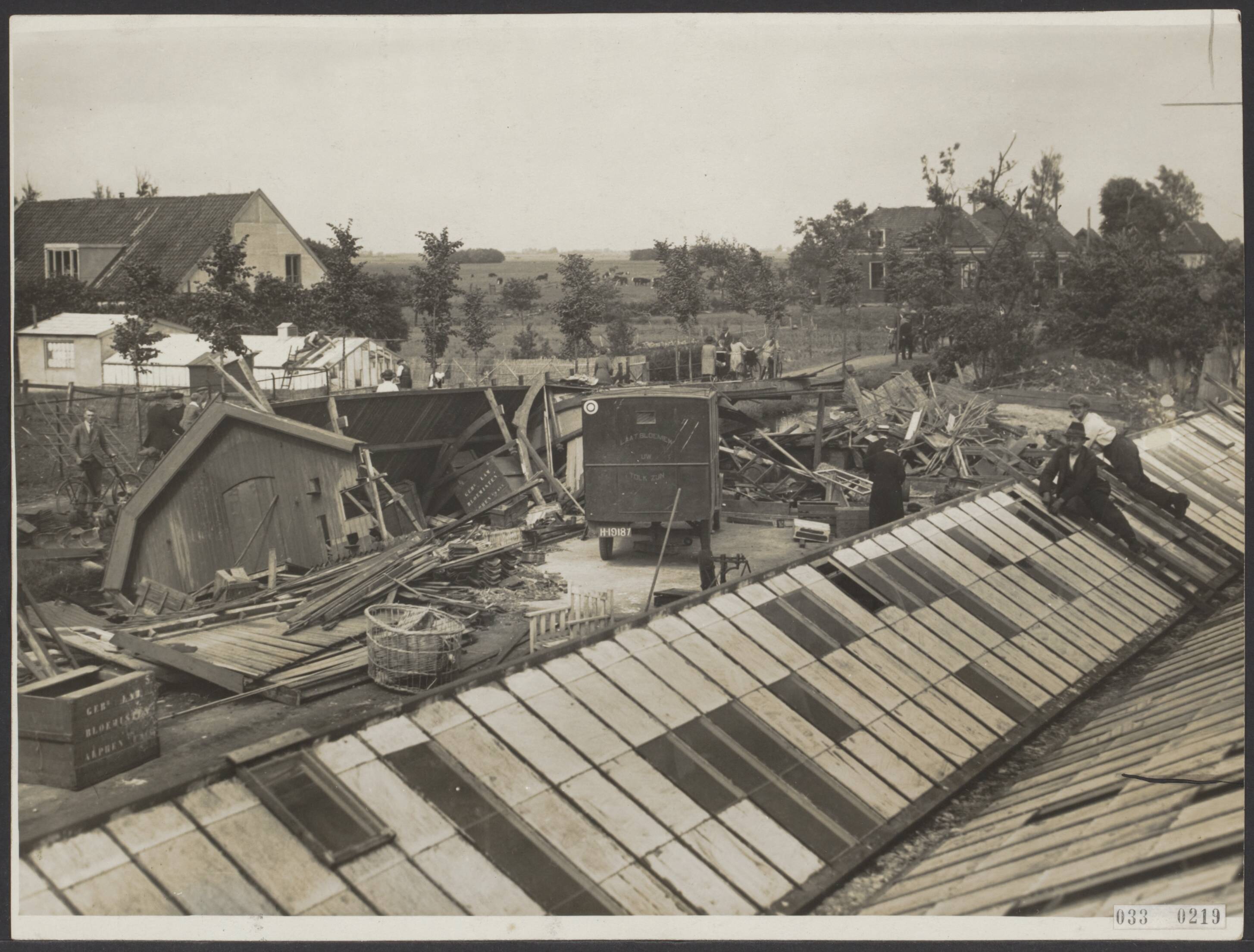 Fotocollectie Elsevier Binnenland — Stromschade aan kassen te Alphen aan de Rijn — Foto: N.V. Vereenigde Fotobureaux. Licentie: Set B: Rechtenvrij / Publiek Domein. Bron: Nationaal Archief. http://hdl.handle.net/10648/ade6057c-d0b4-102d-bcf8-003048976d84