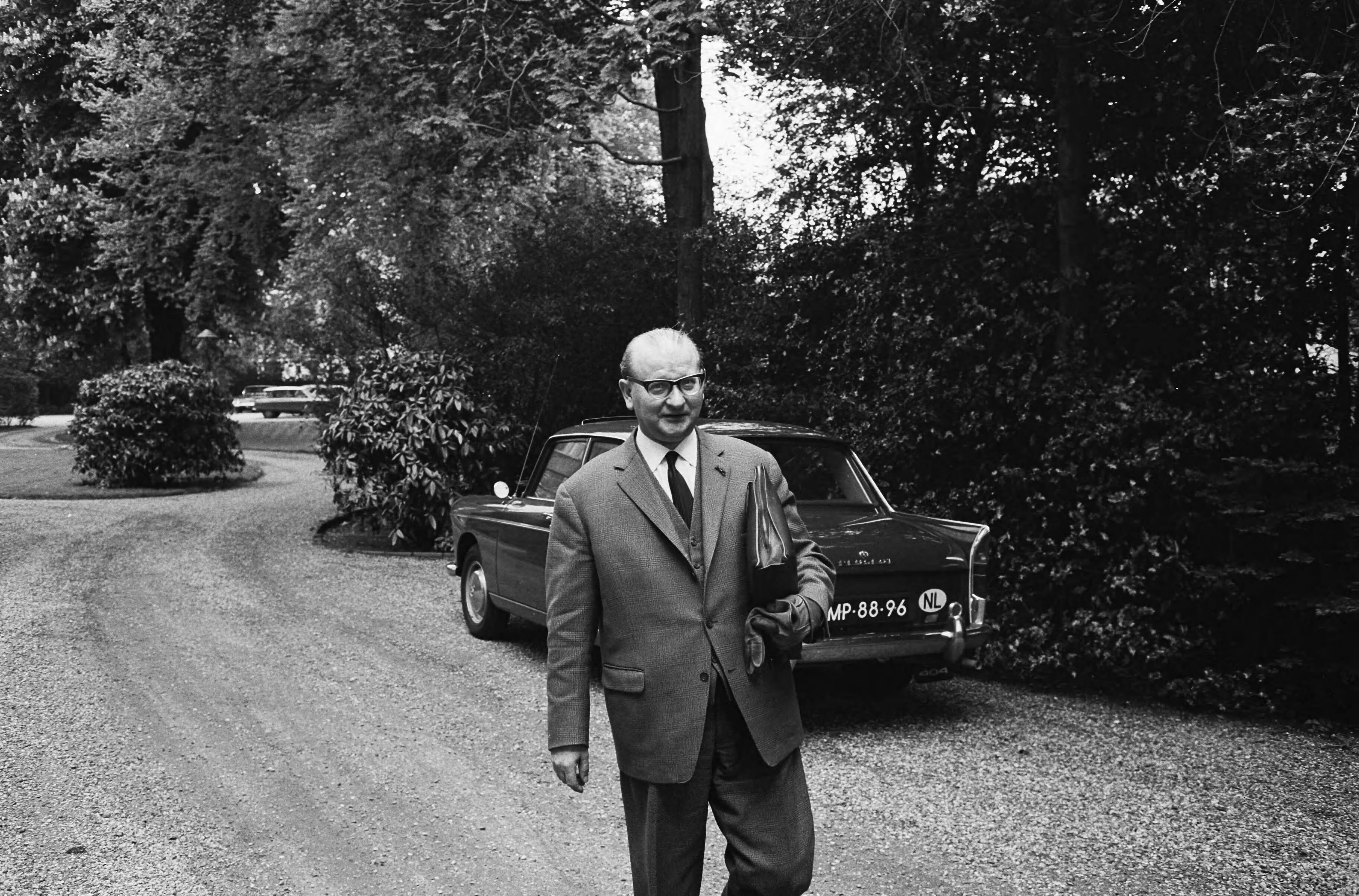 Fotocollectie Anefo — Fractievoorzitter van de KVP, dr. De Kort, door kabinetsformateur prof. Romme ontvangen — Foto: Pot, Harry / Anefo. Licentie: Set B: Rechtenvrij / Publiek Domein. Bron: Nationaal Archief. http://hdl.handle.net/10648/aa37d13a-d0b4-102d-bcf8-003048976d84