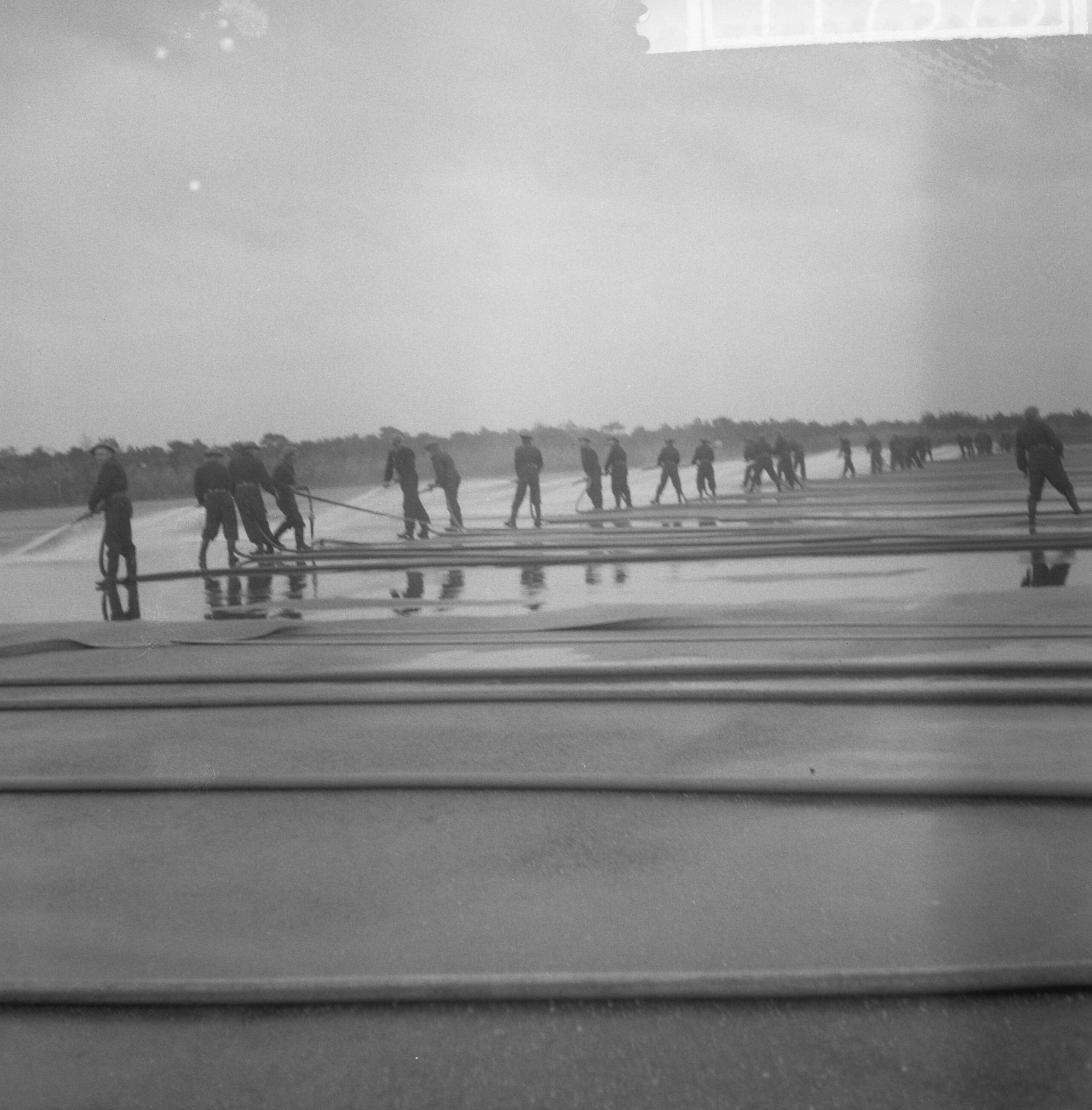 Fotocollectie Anefo — Oefening Korps Mobiele Colonnes in kamp Crailo bij Laren (N.H.), brandweerdemonstratie (opdracht Trouw) — Foto: Lindeboom, Henk / Anefo. Licentie: Set B: Rechtenvrij / Publiek Domein. Bron: Nationaal Archief. http://hdl.handle.net/10648/a9bdbbd4-d0b4-102d-bcf8-003048976d84