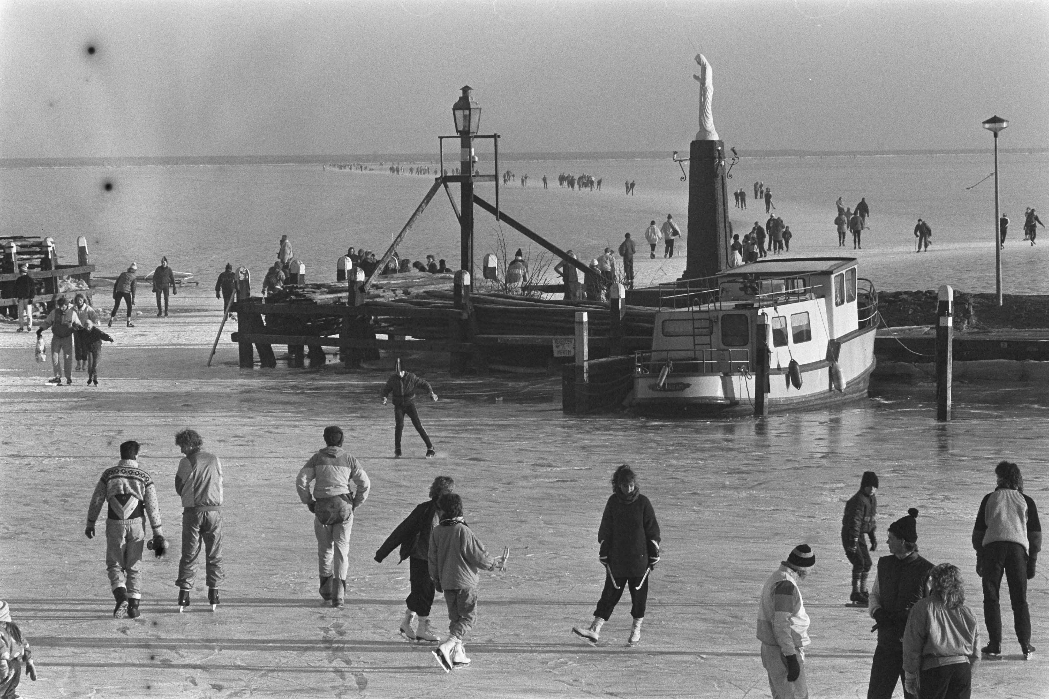Fotocollectie Anefo — Schaatsen bij Volendam; haventje van Volendam met schaatsers — Foto: Gerrits, Roland / Anefo. Licentie: Set B: Rechtenvrij / Publiek Domein. Bron: Nationaal Archief. http://hdl.handle.net/10648/ad5c2514-d0b4-102d-bcf8-003048976d84