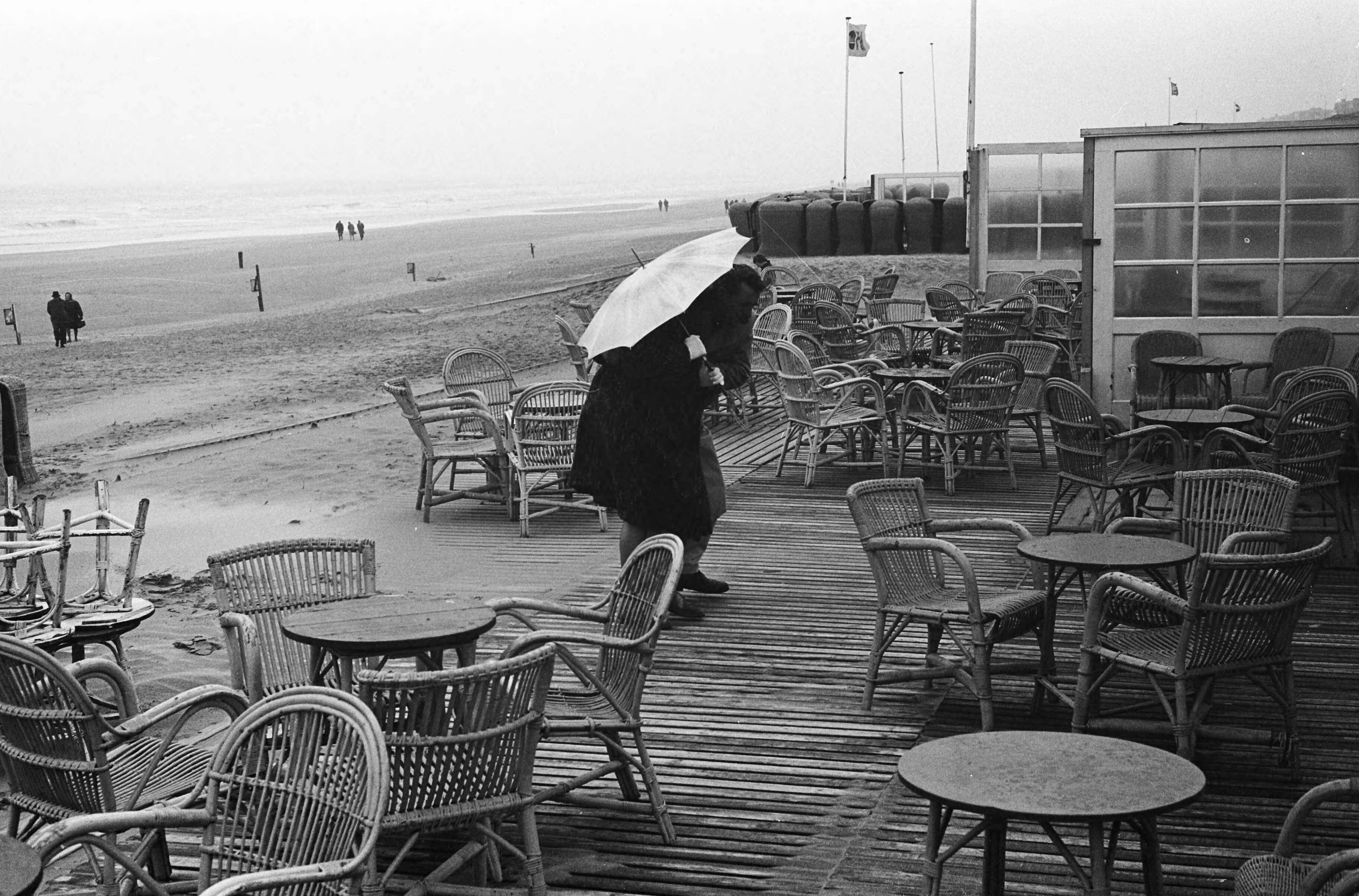 Fotocollectie Anefo — Slecht weer met Pasen, het koude en winderige strand te Zandvoort — Foto: Pot, Harry / Anefo. Licentie: Set B: Rechtenvrij / Publiek Domein. Bron: Nationaal Archief. http://hdl.handle.net/10648/aa322550-d0b4-102d-bcf8-003048976d84