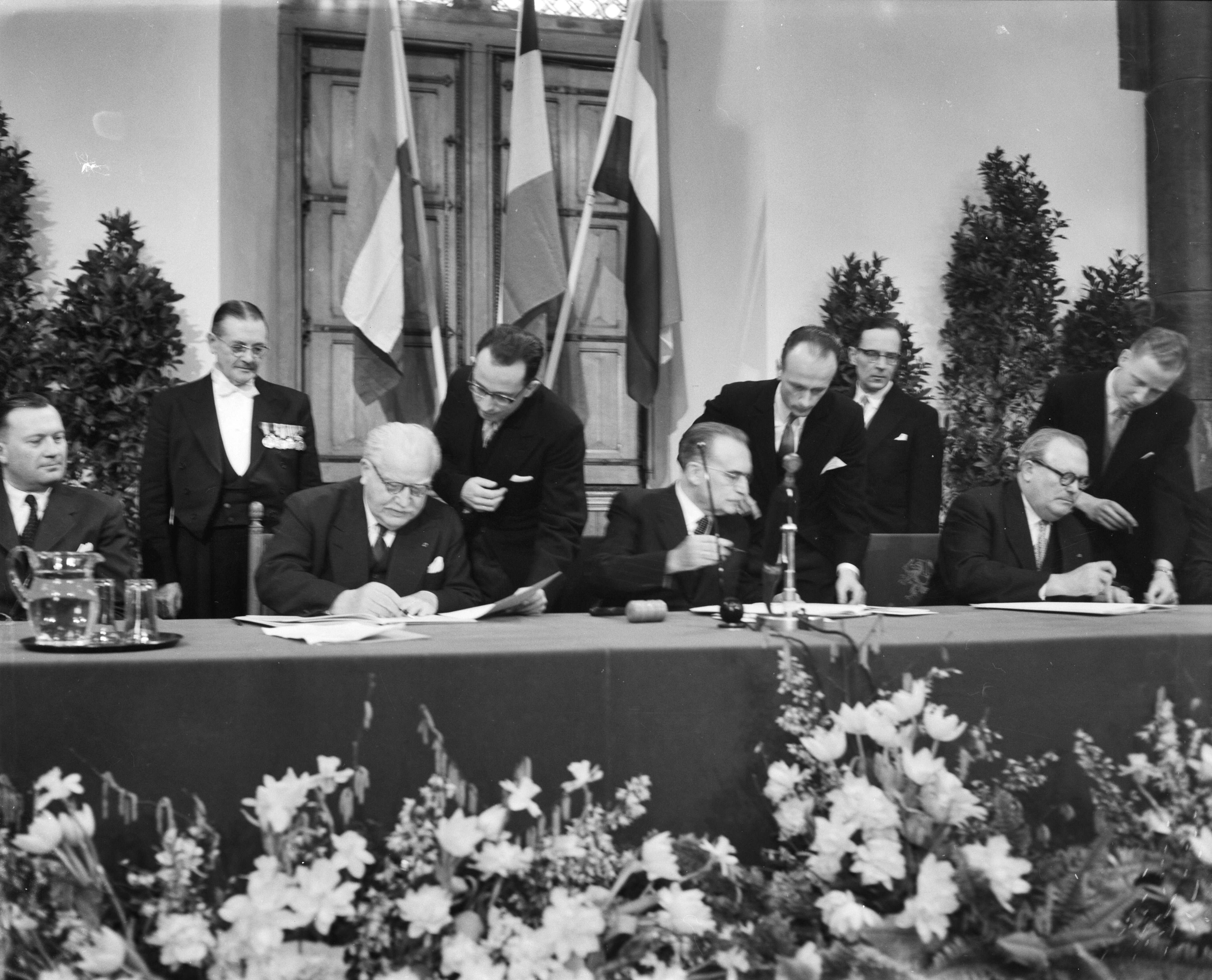 Fotocollectie Anefo — Ondertekening van het Beneluxverdrag in de Ridderzaal te Den Haag: Vlnr. Joseph Bech, Dr. W. Drees en A. van Acker — Foto: Bilsen, Joop van / Anefo. Licentie: Set B: Rechtenvrij / Publiek Domein. Bron: Nationaal Archief. http://hdl.handle.net/10648/a97464c0-d0b4-102d-bcf8-003048976d84