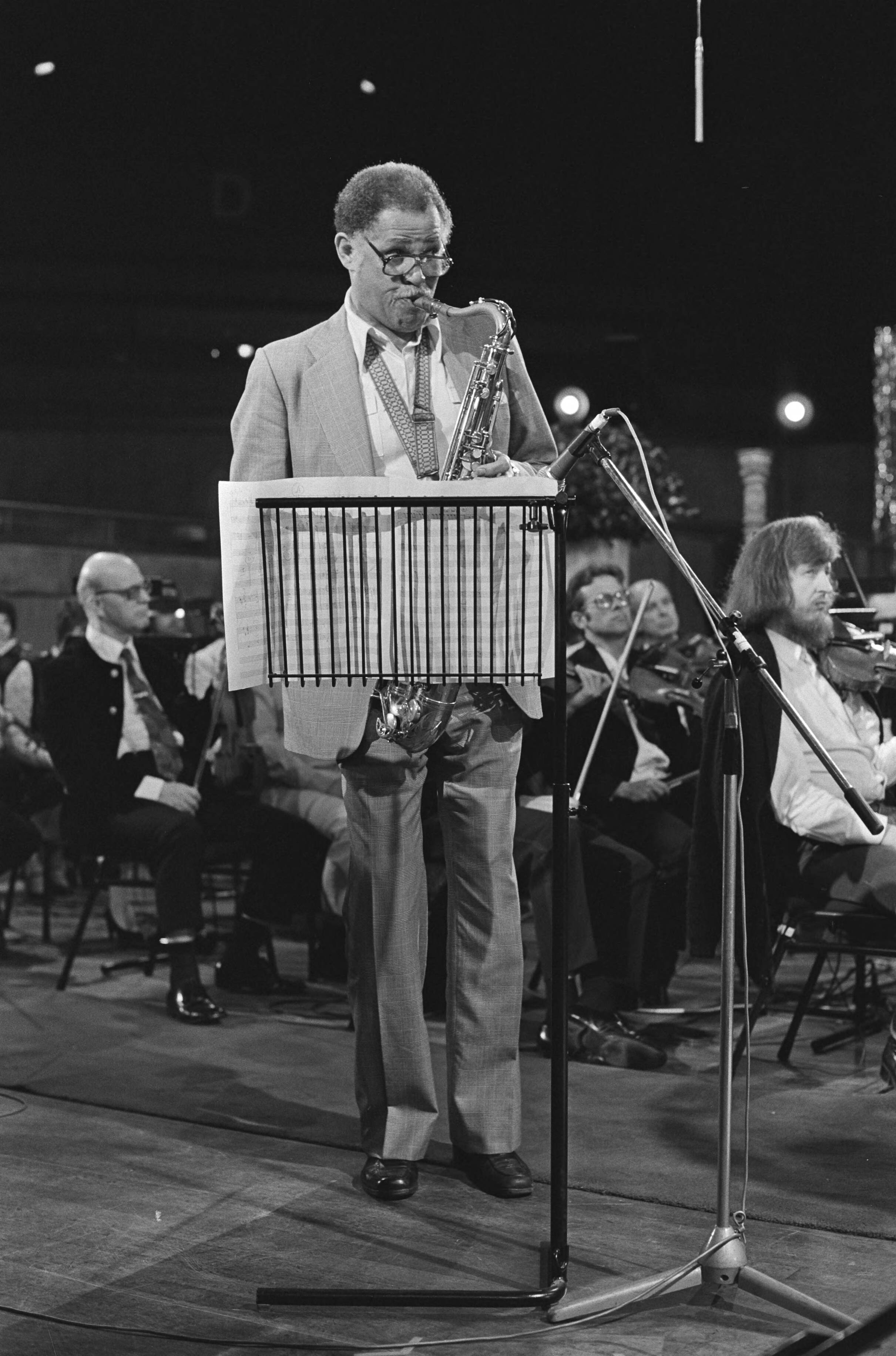 Fotocollectie Anefo — Generale repetitie voor AVRO-programma Edisons in concert Muziekcentrum Vredenburg te Utrecht, uitzending 31-10, Dexter Gordon — Foto: Bogaerts, Rob / Anefo. Licentie: Set B: Rechtenvrij / Publiek Domein. Bron: Nationaal Archief. http://hdl.handle.net/10648/acec4816-d0b4-102d-bcf8-003048976d84