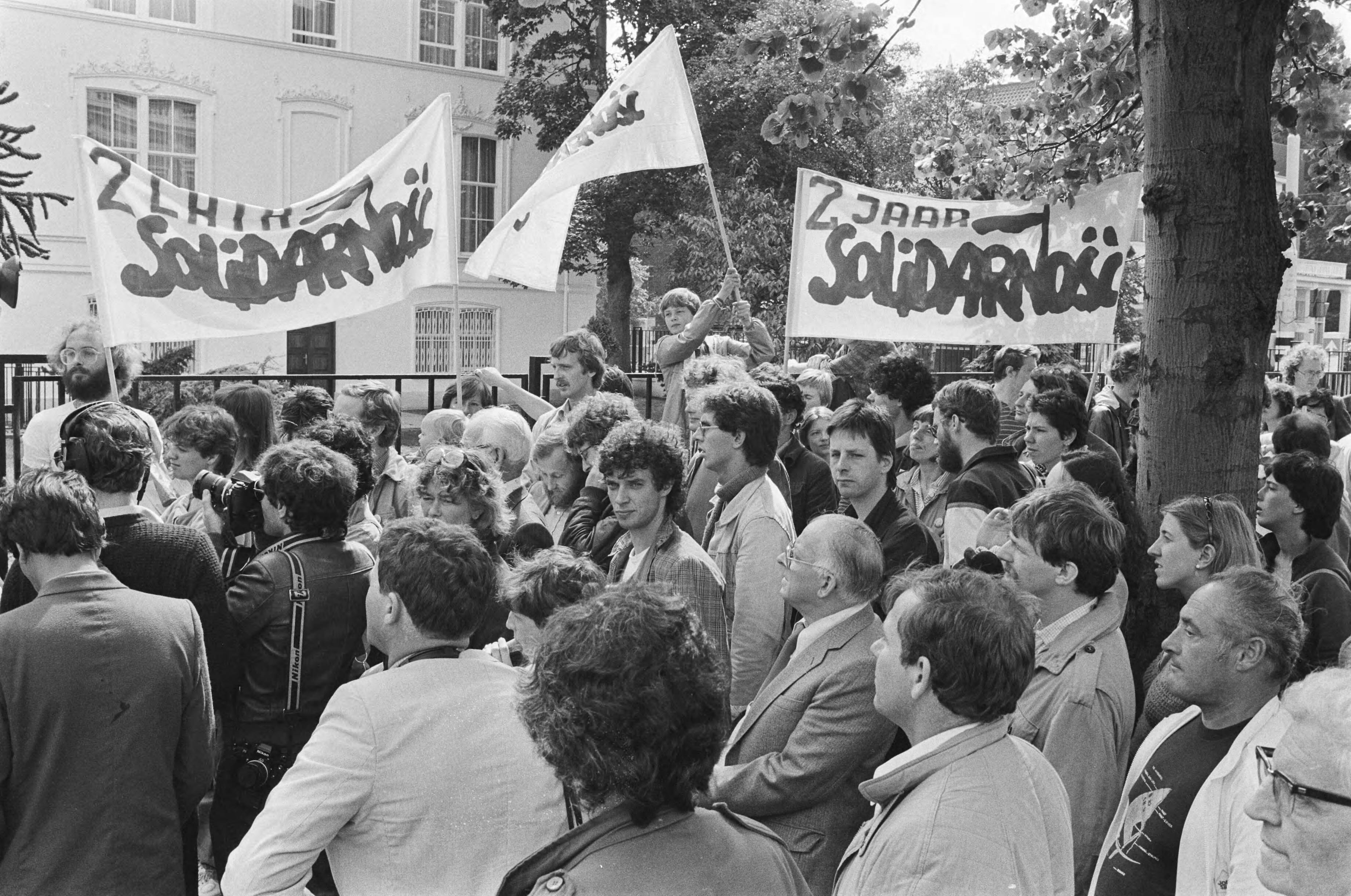 Fotocollectie Anefo — Demonstratie voor Poolse ambassade in Den Haag i.v.m. twee jaar geleden oprichting vakbond Solidariteit — Foto: Antonisse, Marcel / Anefo. Licentie: Set B: Rechtenvrij / Publiek Domein. Bron: Nationaal Archief. http://hdl.handle.net/10648/ad1d6afe-d0b4-102d-bcf8-003048976d84