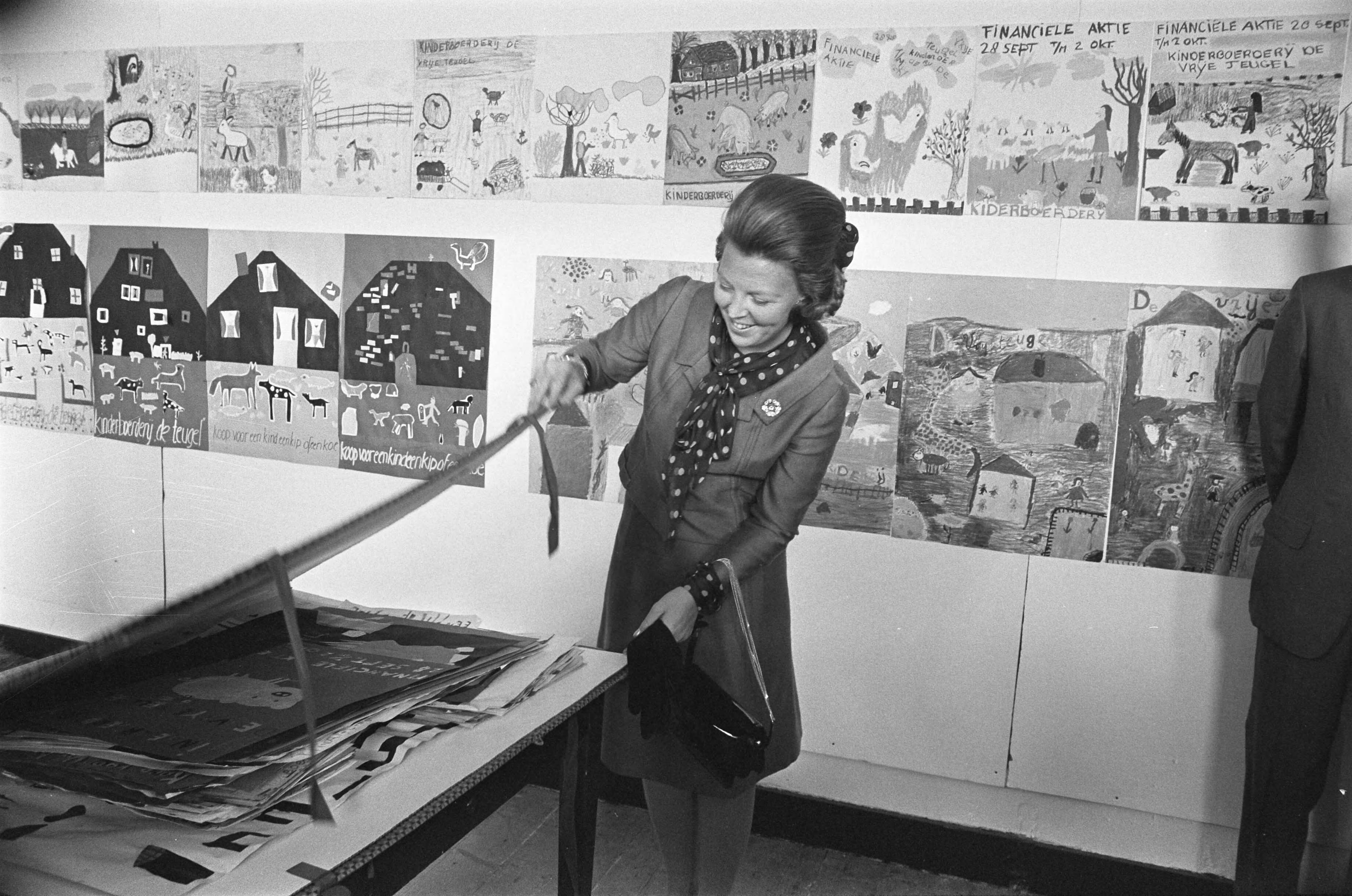 Fotocollectie Anefo — Prinses Beatrix opent tentoonstelling kindertekeningen, Soest — Foto: Verhoeff, Bert / Anefo. Licentie: Set B: Rechtenvrij / Publiek Domein. Bron: Nationaal Archief. http://hdl.handle.net/10648/aba51640-d0b4-102d-bcf8-003048976d84