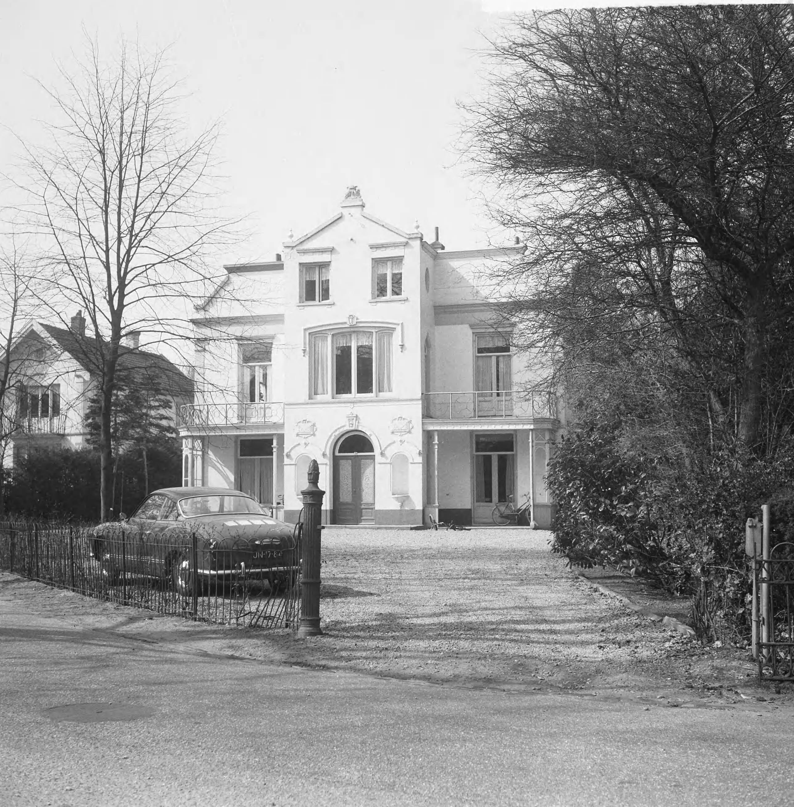 Fotocollectie Anefo — Carlisten in Hilversums pension aan de Boomberglaan 21 , het pand (exterieur) — Foto: Gelderen, Hugo van / Anefo. Licentie: Set B: Rechtenvrij / Publiek Domein. Bron: Nationaal Archief. http://hdl.handle.net/10648/aa63a21a-d0b4-102d-bcf8-003048976d84