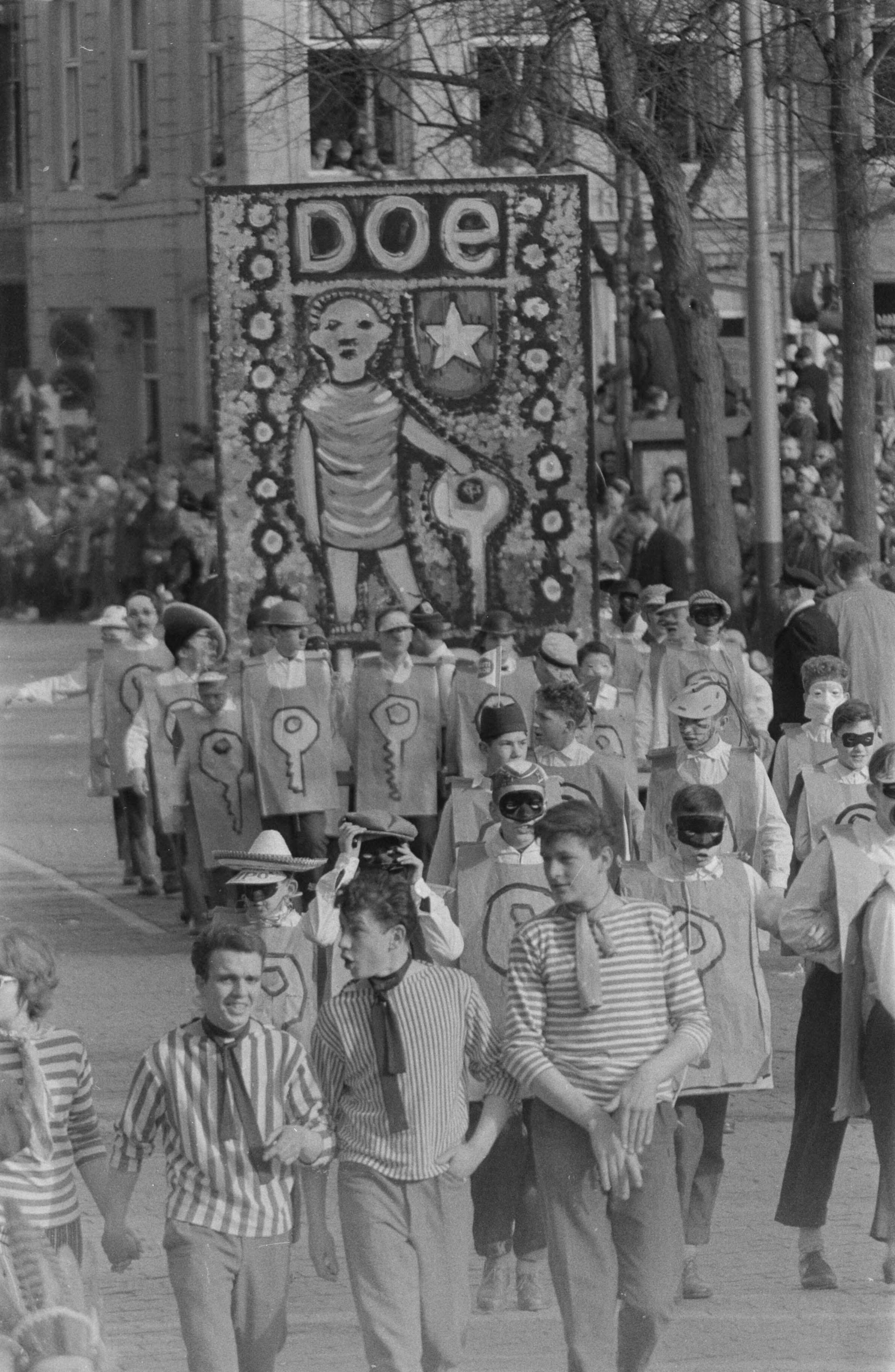 Fotocollectie Anefo — Carnavalsoptocht in Maastricht — Foto: Pot, Harry / Anefo. Licentie: Set B: Rechtenvrij / Publiek Domein. Bron: Nationaal Archief. http://hdl.handle.net/10648/a9a8fd84-d0b4-102d-bcf8-003048976d84