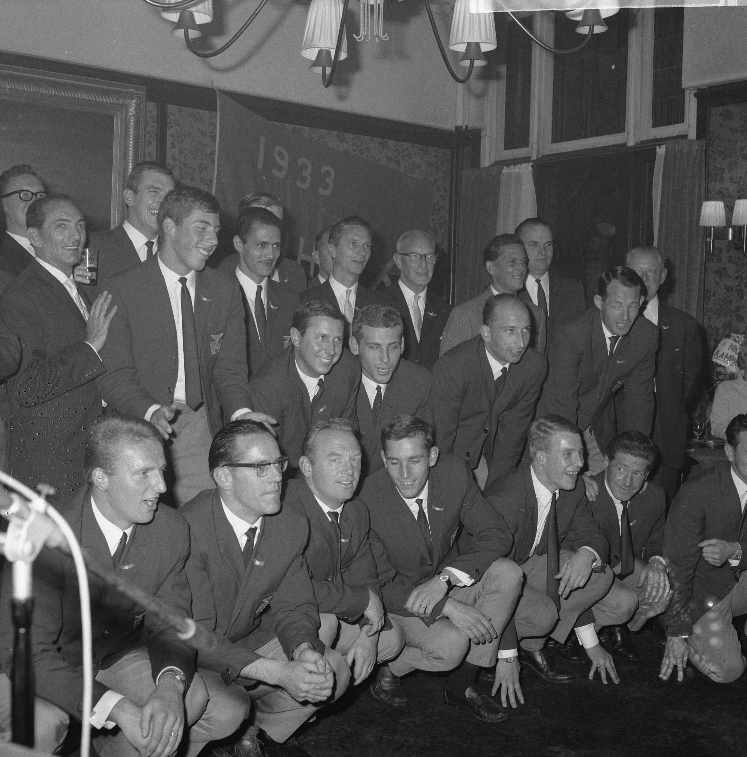 Fotocollectie Anefo — Haarlem Nicols nieuwe Nederlandse honkbalkampioen, de ploeg poseert tijdens de receptie in de Kroonzaal van Brinkmann — Foto: Kroon, Ron / Anefo. Licentie: Set B: Rechtenvrij / Publiek Domein. Bron: Nationaal Archief. http://hdl.handle.net/10648/aac1410e-d0b4-102d-bcf8-003048976d84