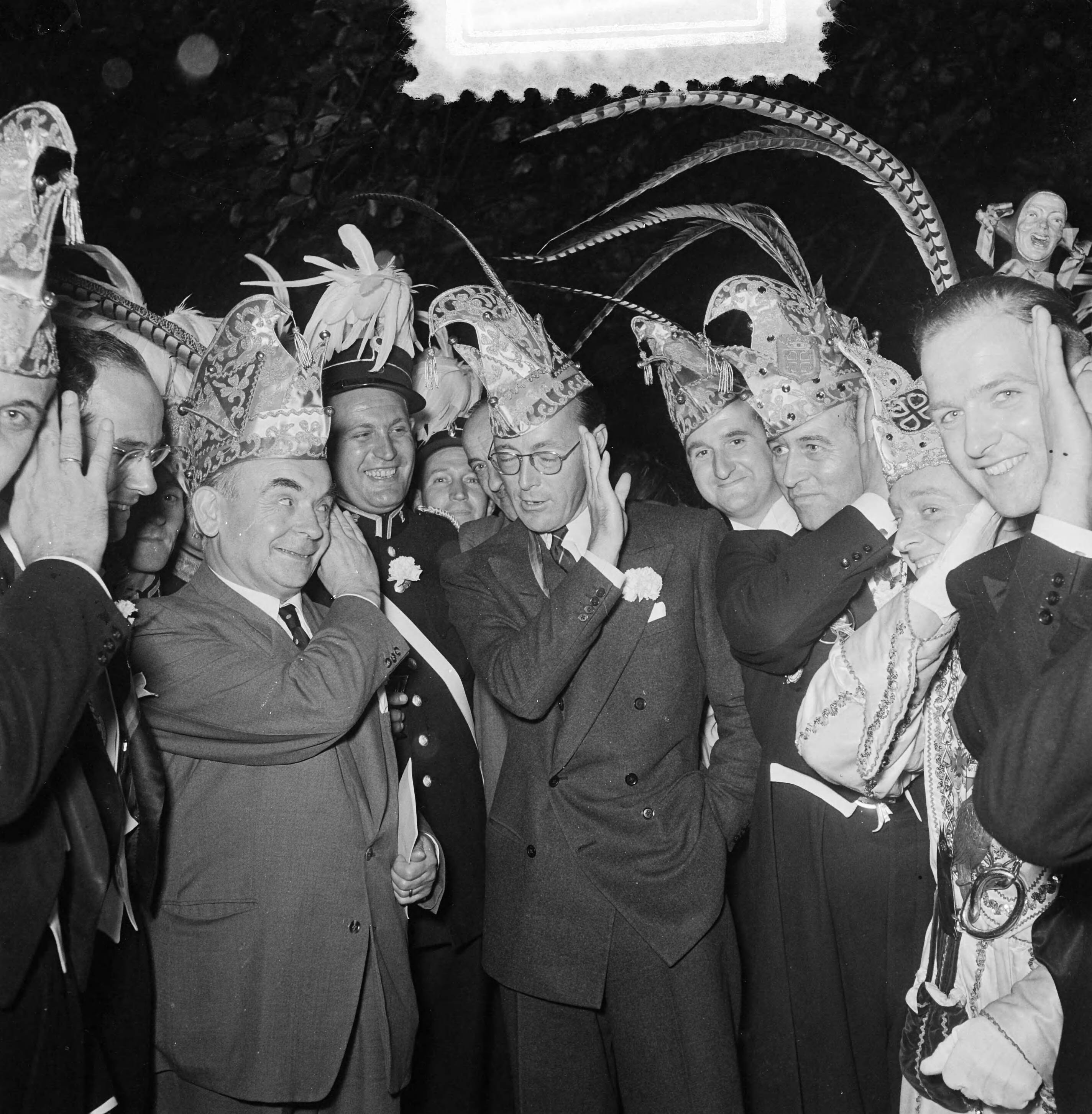 Carnavalsstemming in de Orangerie van paleis Soestdijk bij bezoek van Limburgers — Foto: Noske, J.D. / Anefo. — Licentie: Set B: Rechtenvrij / Publiek Domein. Bron: Nationaal Archief. http://hdl.handle.net/10648/a9125d48-d0b4-102d-bcf8-003048976d84