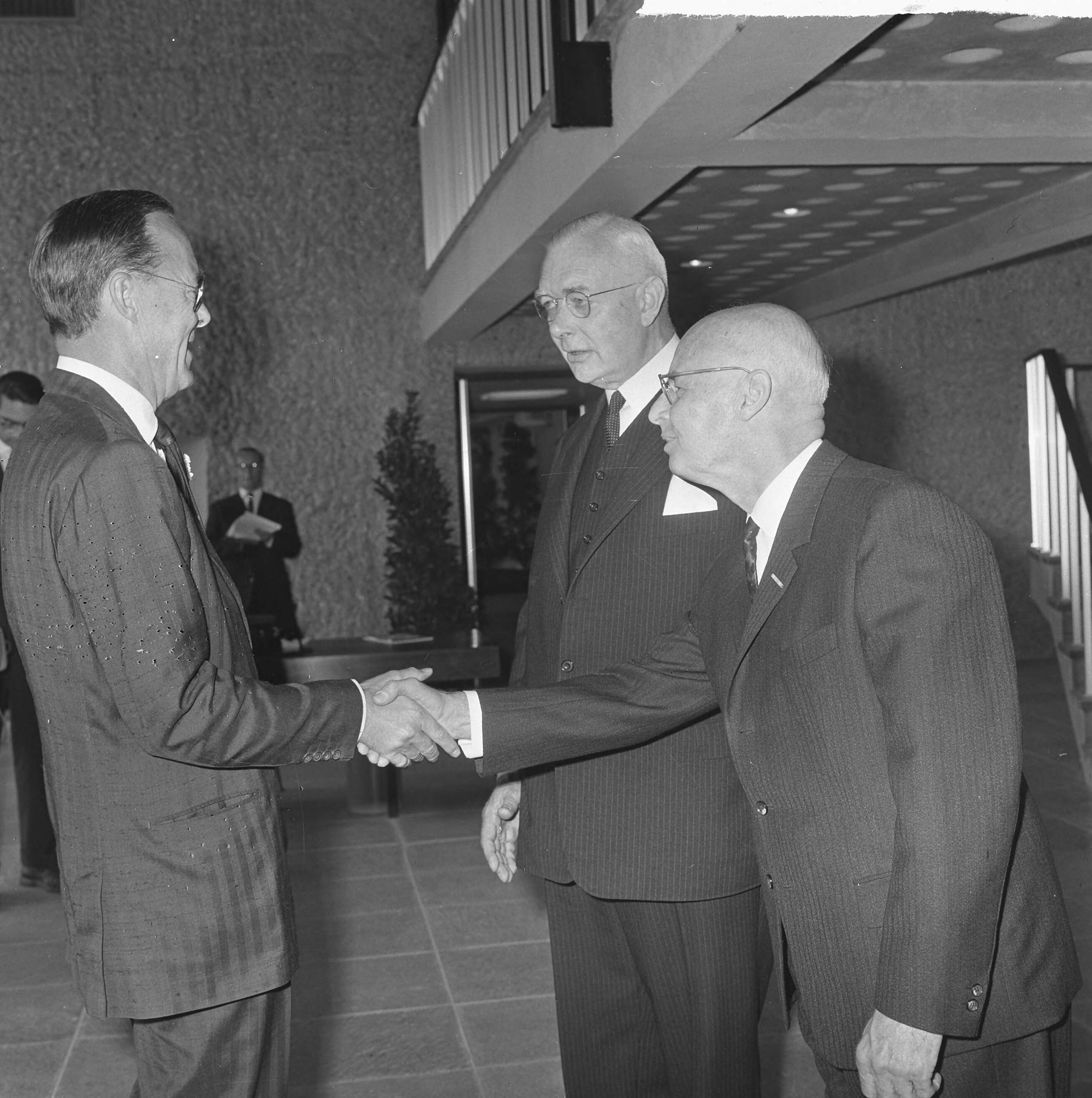 Fotocollectie Anefo — Prins Bernhard opende nieuw gebouw van TNO te Den Haag. Hij schudt de hand van de voorzitter van TNO, prof. dr. H.W. Julius. In het midden de voorzitter van ZWO, prof. J.N. Bakhuizen van den Brink (links) — Foto: Koch, Eric / Anefo. Licentie: Set B: Rechtenvrij / Publiek Domein. Bron: Nationaal Archief. http://hdl.handle.net/10648/aaaec902-d0b4-102d-bcf8-003048976d84