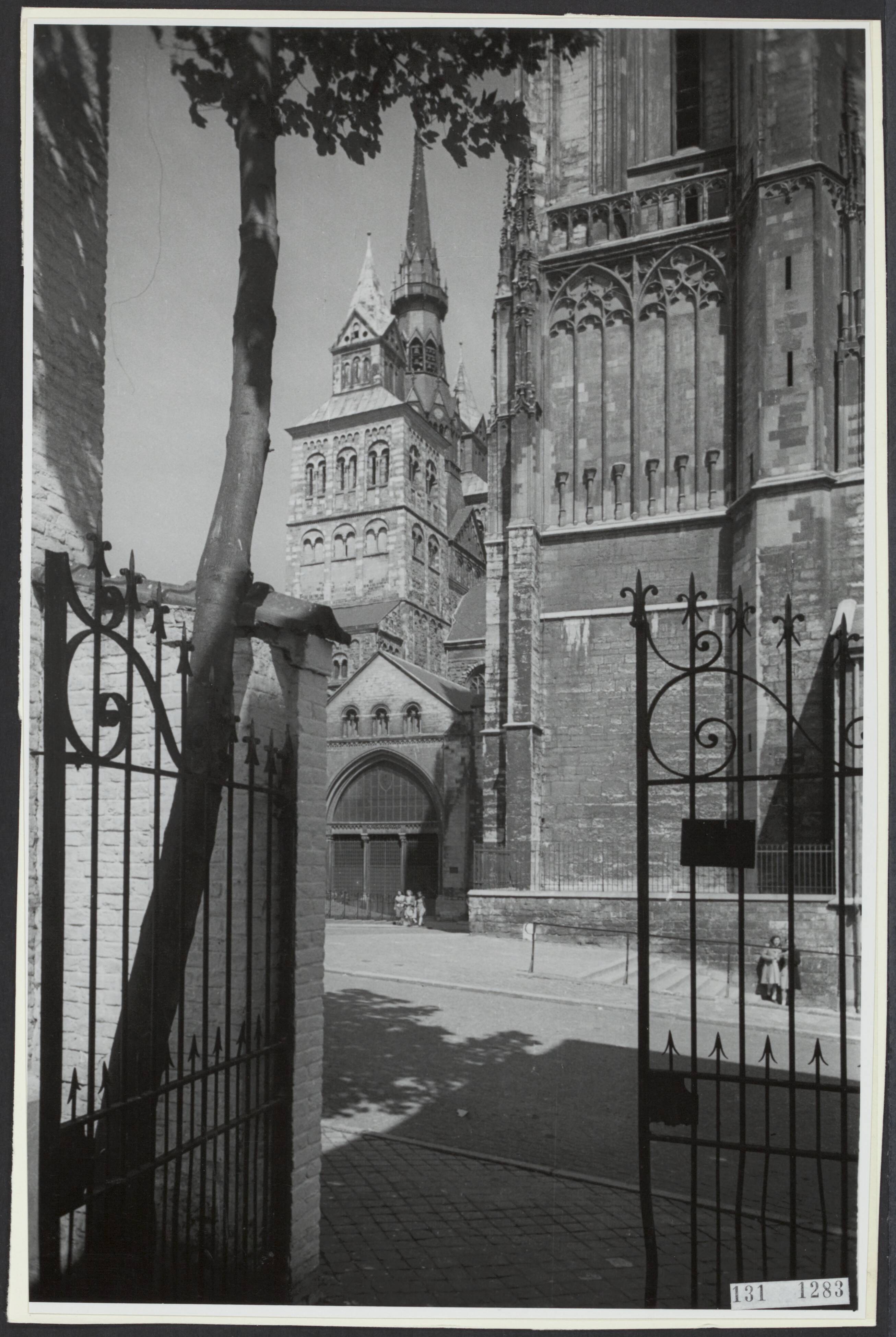Fotocollectie Rijksvoorlichtingsdienst Eigen — Sint Servaaskerk te Maastricht — Foto: Lahaye, Frans. Licentie: Set B: Rechtenvrij / Publiek Domein. Bron: Nationaal Archief. http://hdl.handle.net/10648/af5200b4-d0b4-102d-bcf8-003048976d84