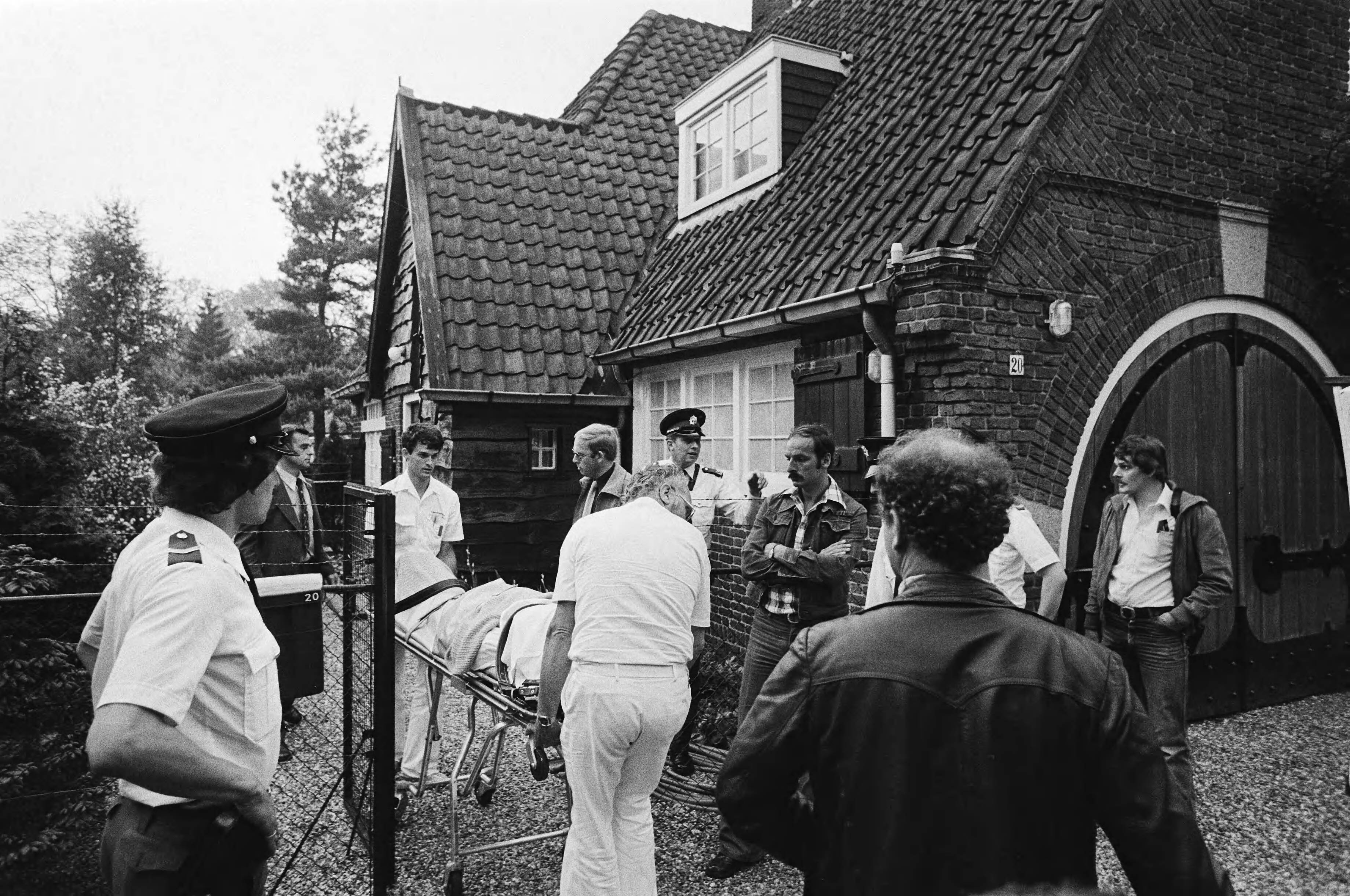Pieter Menten op brancard onder politiebegeleiding uit zijn huis te Blaricum gehaald — Menten, Pieter|Blaricum|Noord-Holland|ziekenvervoer |politie |woningen |oorlogsmisdaden — Foto: Suyk, Koen / Anefo. Licentie: Set B: Rechtenvrij / Publiek Domein. Bron: Nationaal Archief. http://hdl.handle.net/10648/accb1baa-d0b4-102d-bcf8-003048976d84