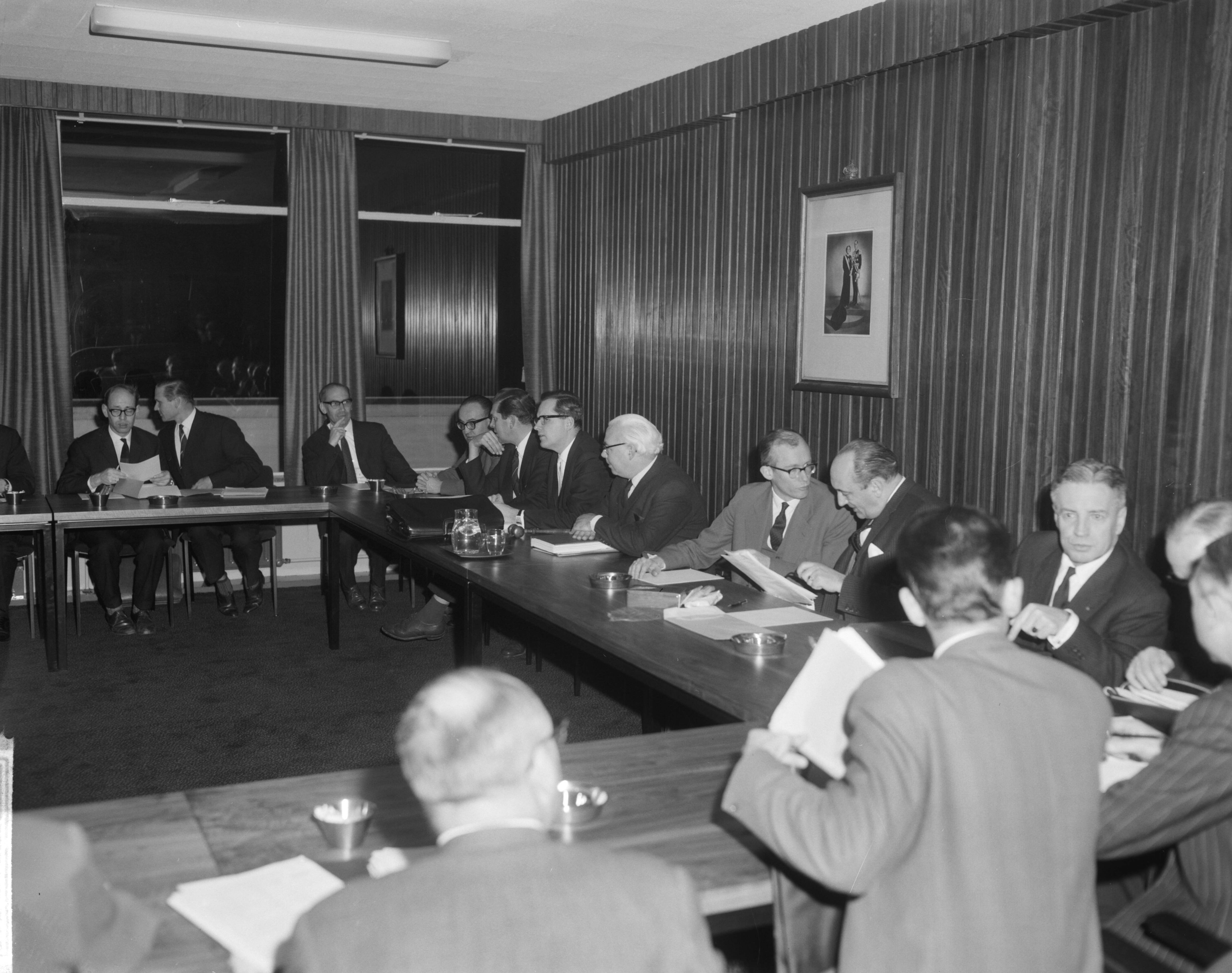 Fotocollectie Anefo — In het gebouw van de Stichting van de Arbeid te Voorburg vond overleg plaats tussen regering en het bestuur van de Stichting over lonen en prijzen, de ministertafel v.l.n.r. minister Bogaers [tekst afgebroken] — Foto: Bilsen, Joop van / Anefo. Licentie: Set B: Rechtenvrij / Publiek Domein. Bron: Nationaal Archief. http://hdl.handle.net/10648/aa577b8e-d0b4-102d-bcf8-003048976d84