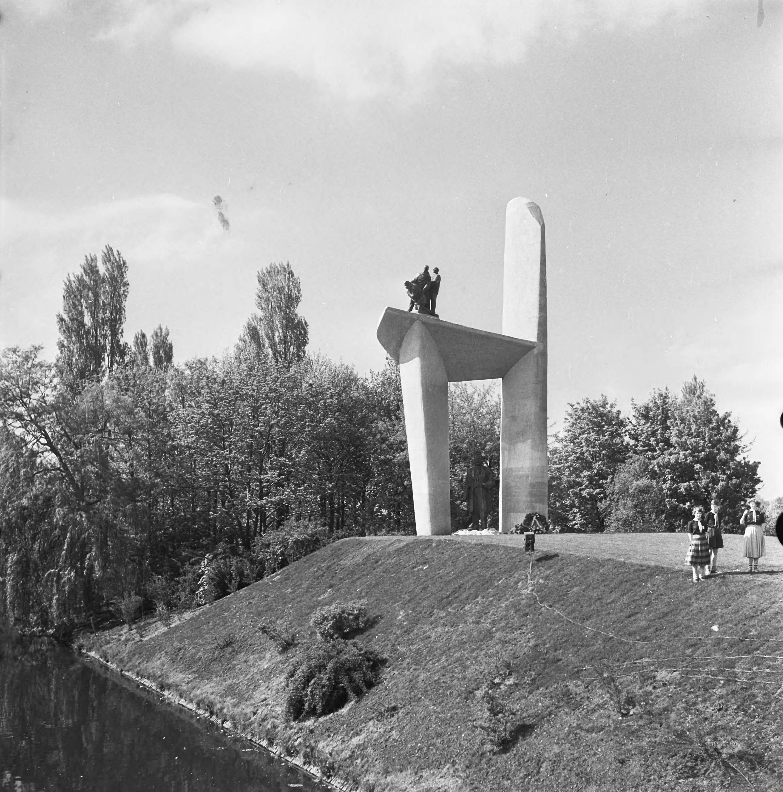 Fotocollectie Anefo — Onthulling monument Troelstra Den Haag — Foto: Noske, J.D. / Anefo. Licentie: Set B: Rechtenvrij / Publiek Domein. Bron: Nationaal Archief. http://hdl.handle.net/10648/ad76114a-d0b4-102d-bcf8-003048976d84